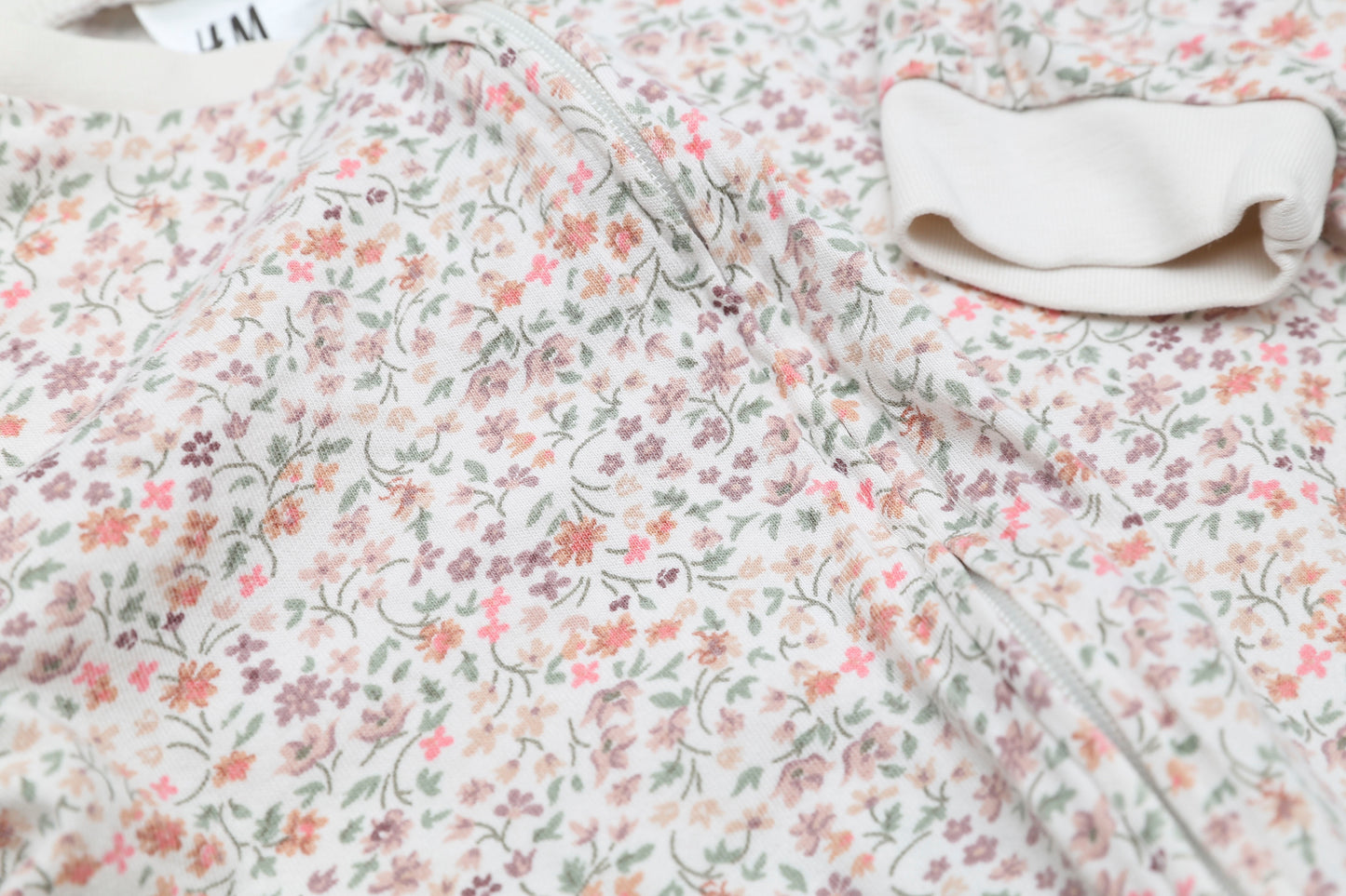 Strampler mit Fuß und Blumenmuster (68)