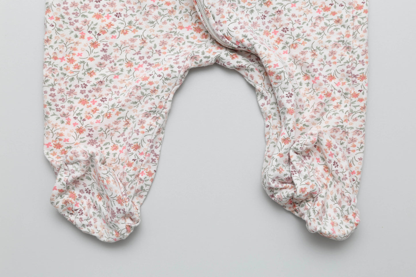 Strampler mit Fuß und Blumenmuster (68)