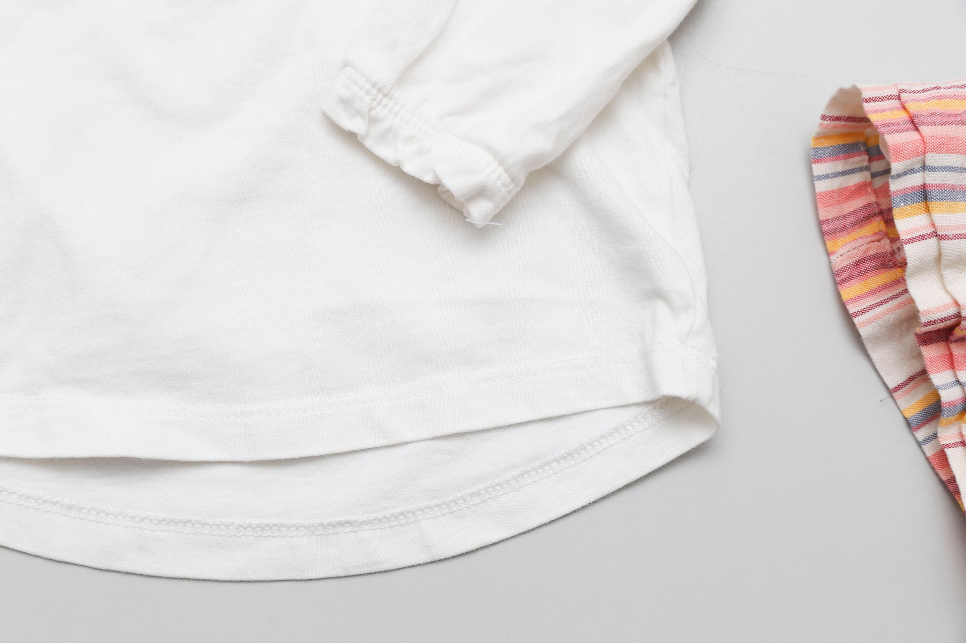 Pastellgestreiftes Kleid mit langärmeligem Poloshirt (68) - KlugeMutti