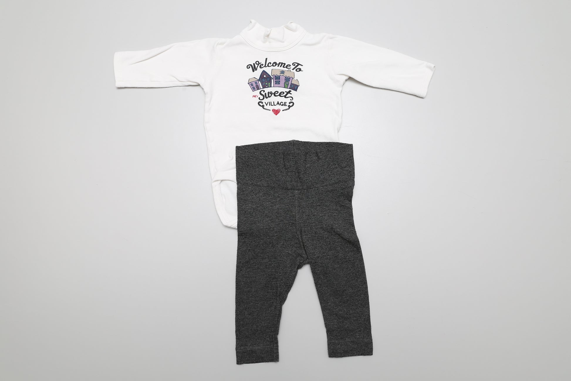 Body-Leggings-Set für Mädchen in Größe 68, fällt etwas größer aus. Der Body ist von Benetton, aus dickerem Stoff und mit Kragen, die Leggings ist von H&M.
