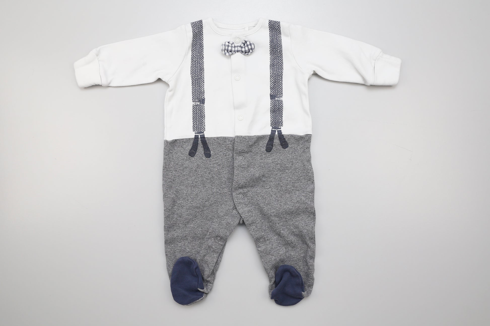 Baby Jungen Fußstrampler aus Baumwolle mit kariertem Fliegenhemd - 68