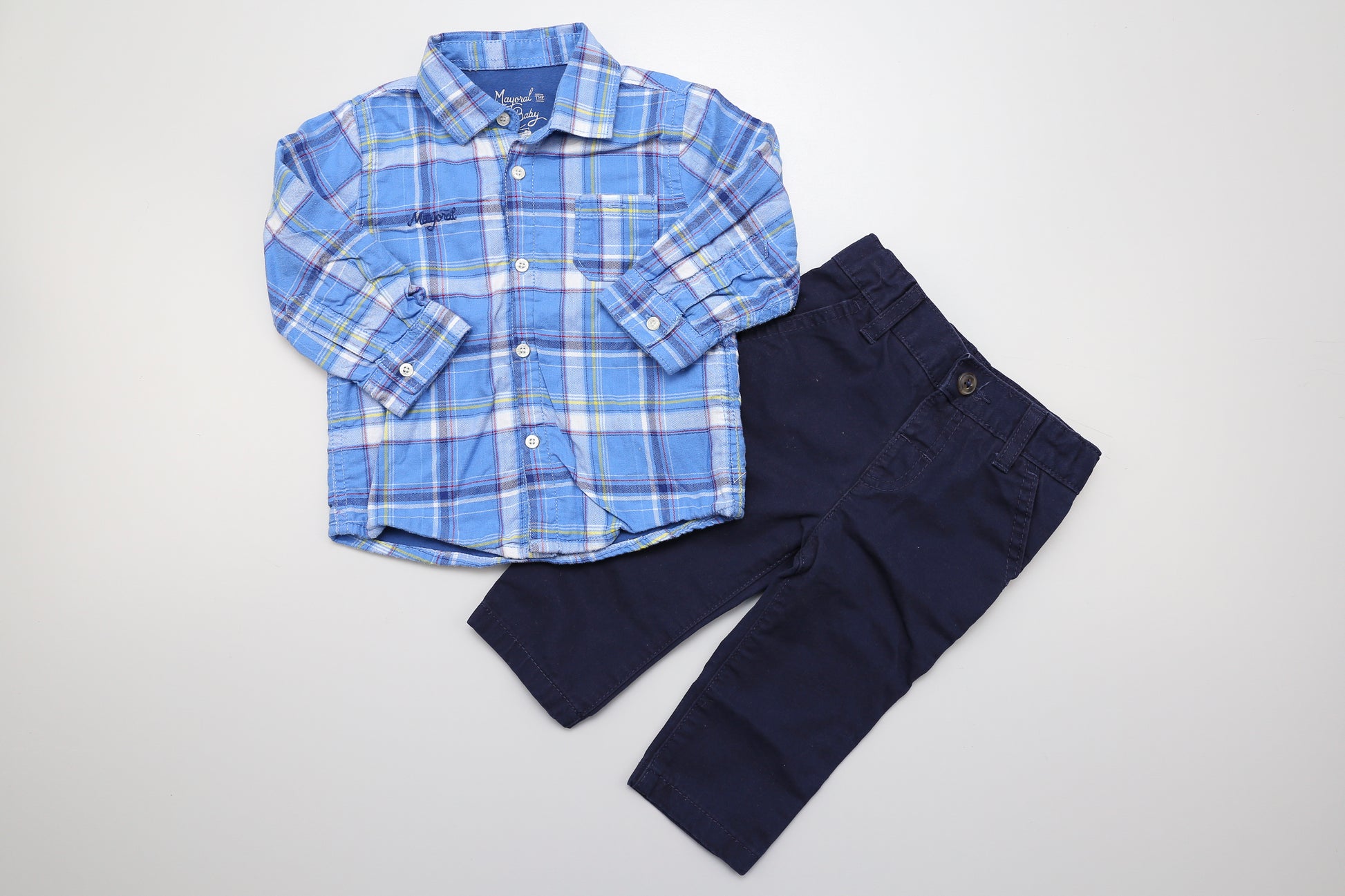 Jungen Set mit blauem Karohemd. Das Baumwollshirt ist gefüttert und von Mayoral. Die Hose ist dunkelblau, von M&amp;S, mit Taschen und verstellbarem Bund. 74