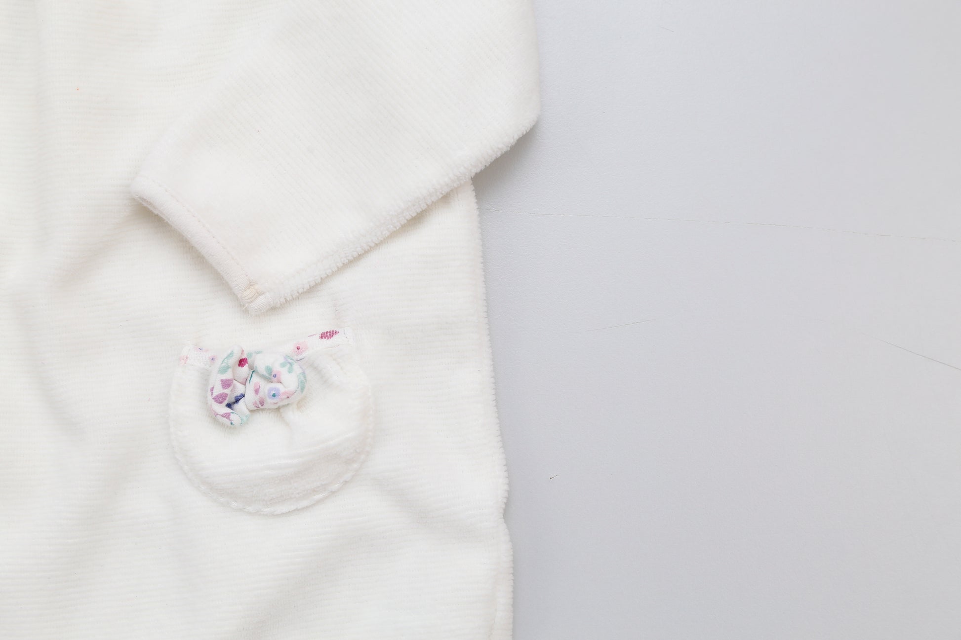 Weißer Babystrampler mit Füßchen (74) - KlugeMutti