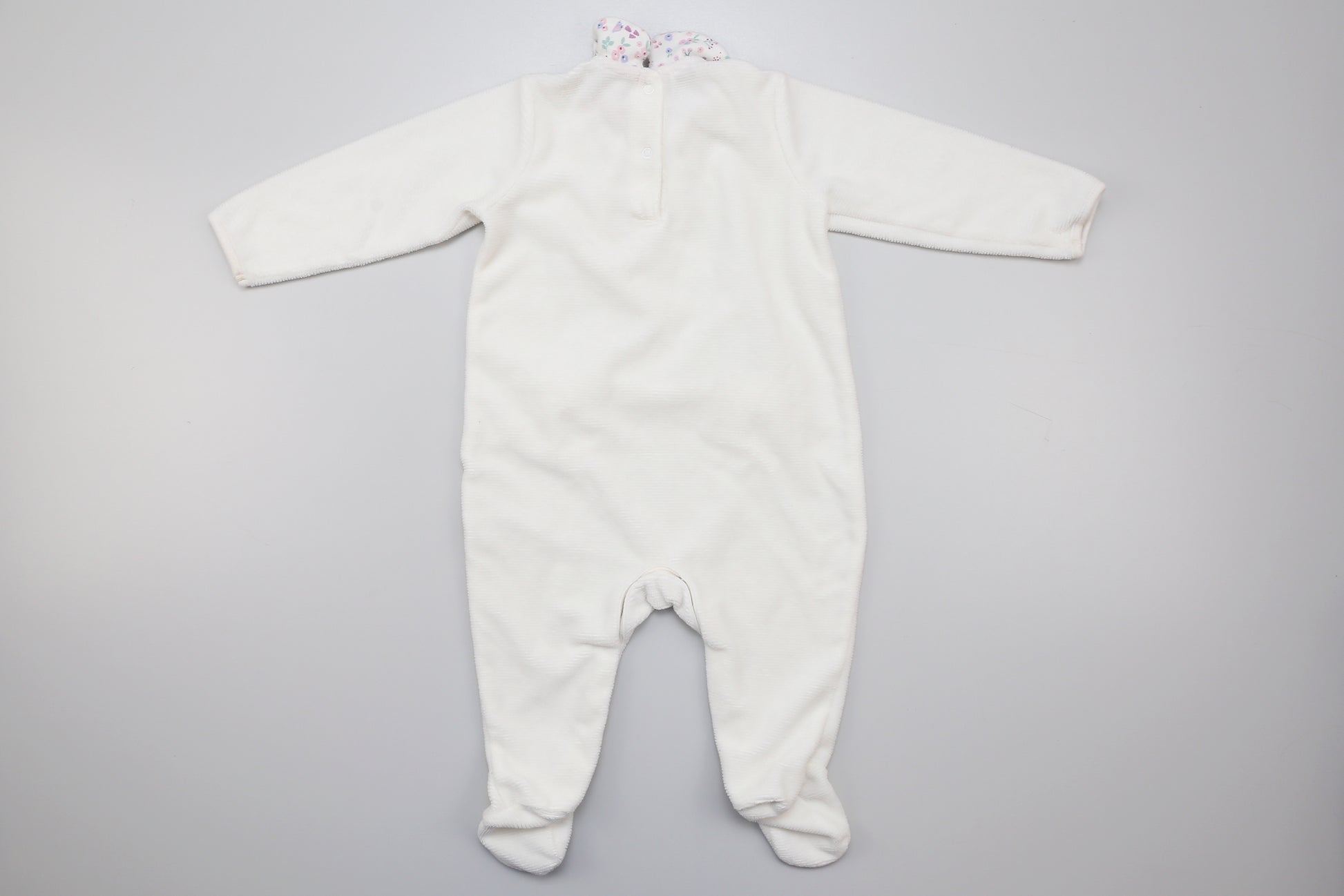 Weißer Babystrampler mit Füßchen (74) - KlugeMutti