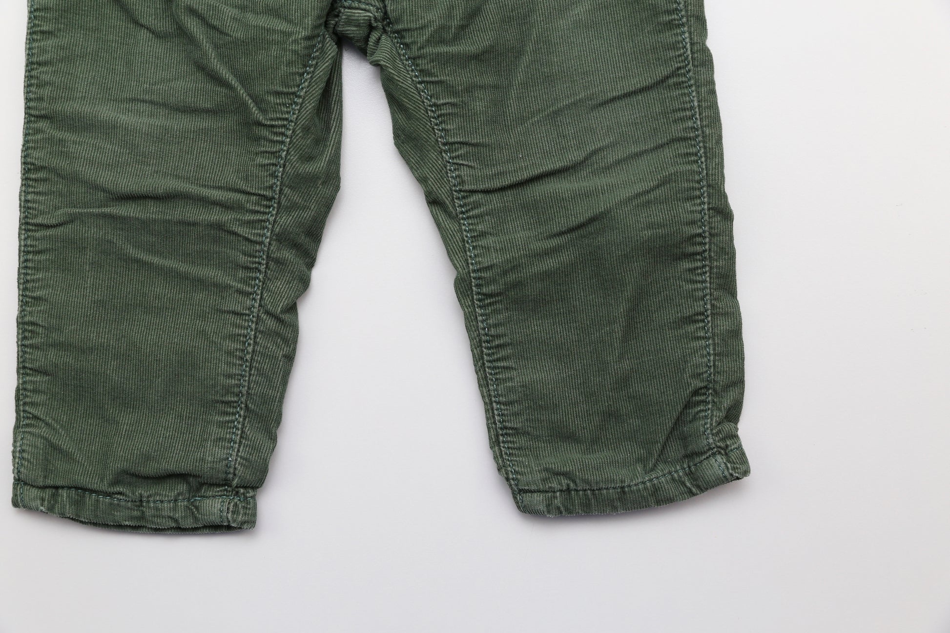 Gefütterte Cordhose in Grün (80) - KlugeMutti