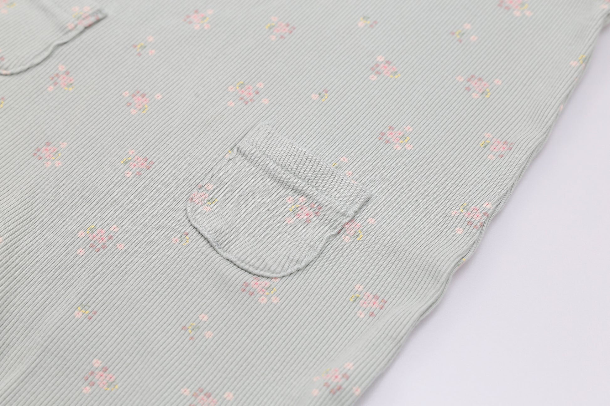 Hellgrüne Latzhose mit kleinen Blumenmuster (74) - KlugeMutti