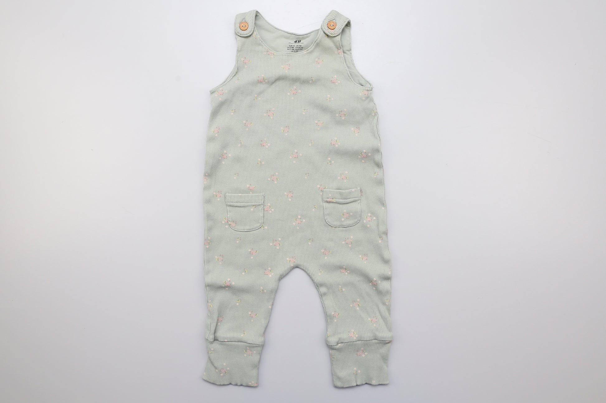 Wunderschöne, hellgrüne Latzhose mit kleinen Blumenmuster und Knöpfen oben.  62