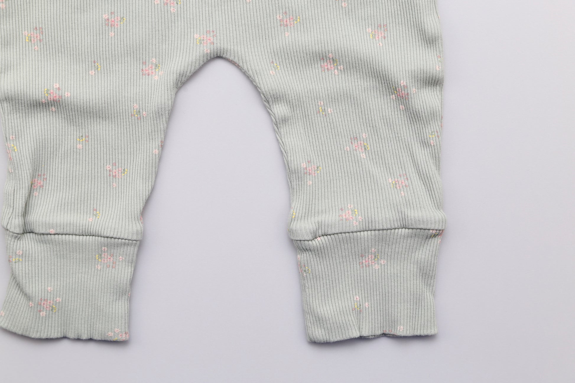 Hellgrüne Latzhose mit kleinen Blumenmuster (62) - KlugeMutti