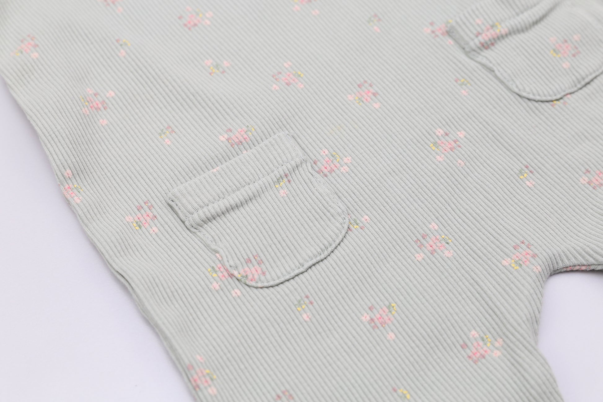 Hellgrüne Latzhose mit kleinen Blumenmuster (62) - KlugeMutti