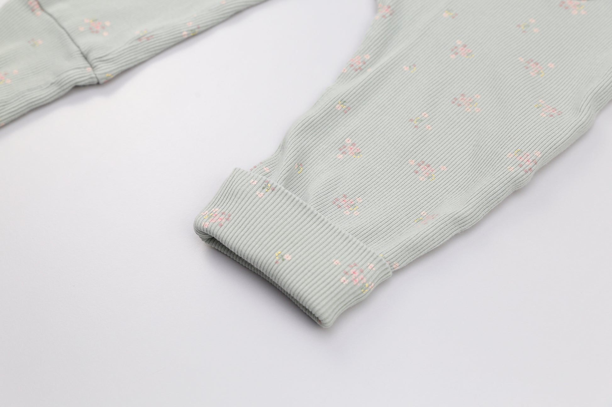 Hellgrüne Latzhose mit kleinen Blumenmuster (74) - KlugeMutti