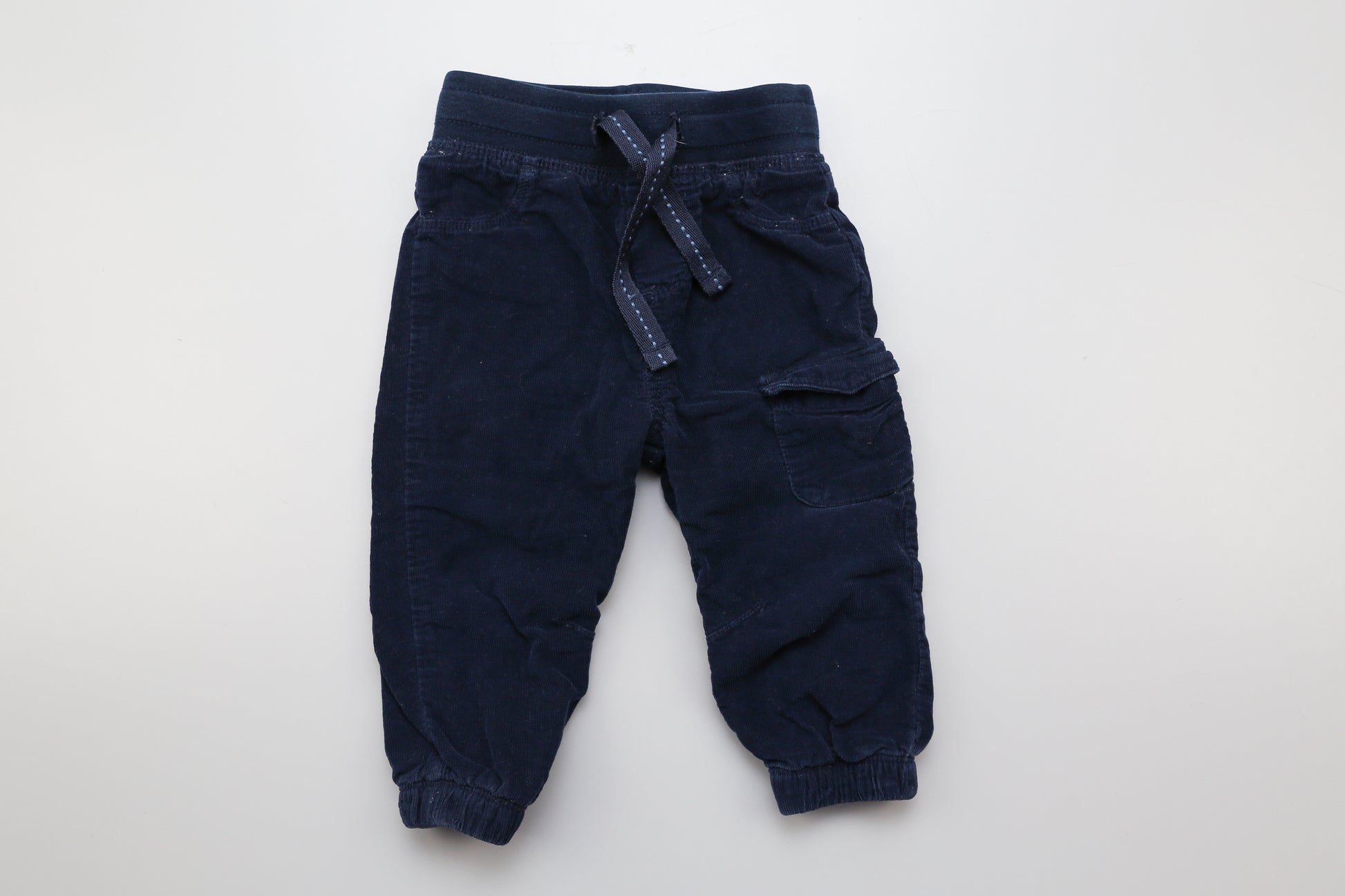 Gefütterte dunkelblaue Cordhose