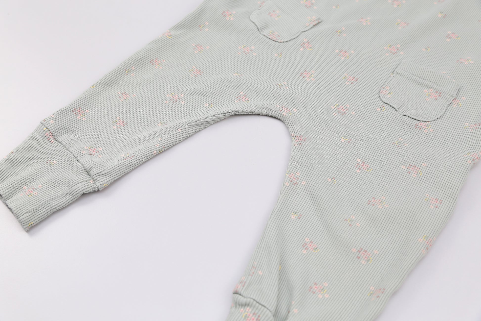 Hellgrüne Latzhose mit kleinen Blumenmuster (74) - KlugeMutti