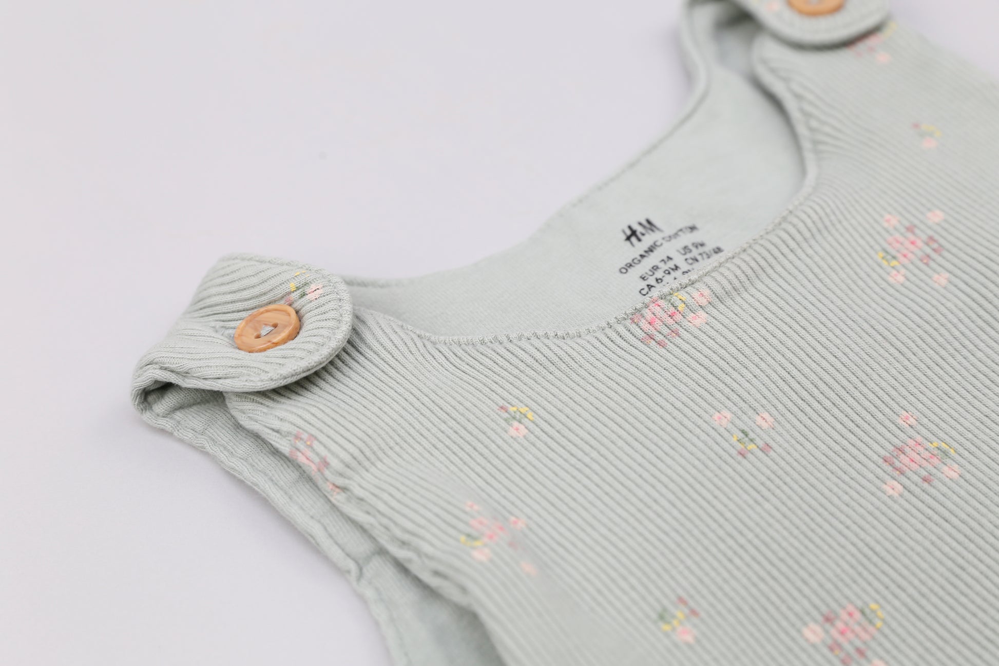 Hellgrüne Latzhose mit kleinen Blumenmuster (74) - KlugeMutti