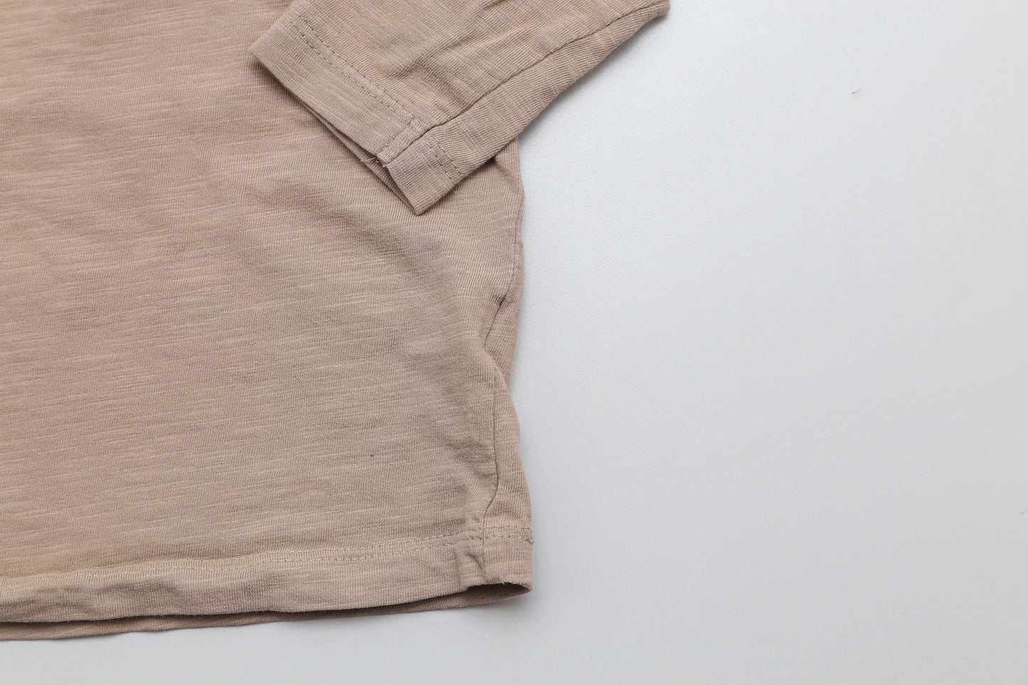 Sandfarbenes Langarmshirt mit kleinem gesticktem Dinosaurier (80) - KlugeMutti
