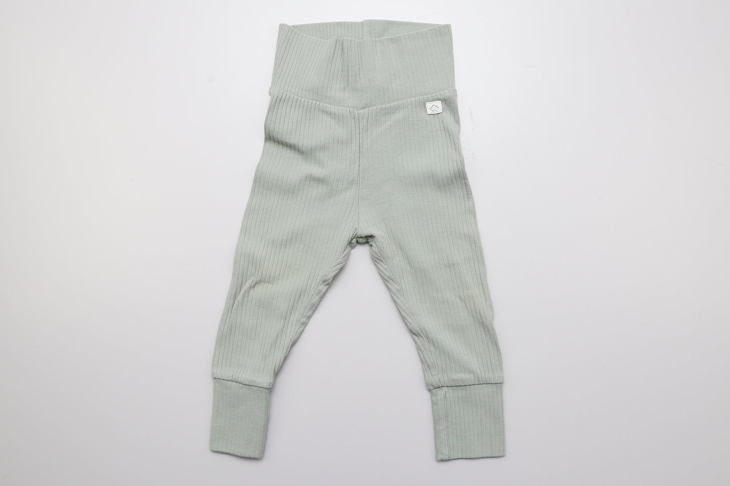Helles grünes Bauchleggings aus Bio-Baumwolle. Die Beine können umgeschlagen 74