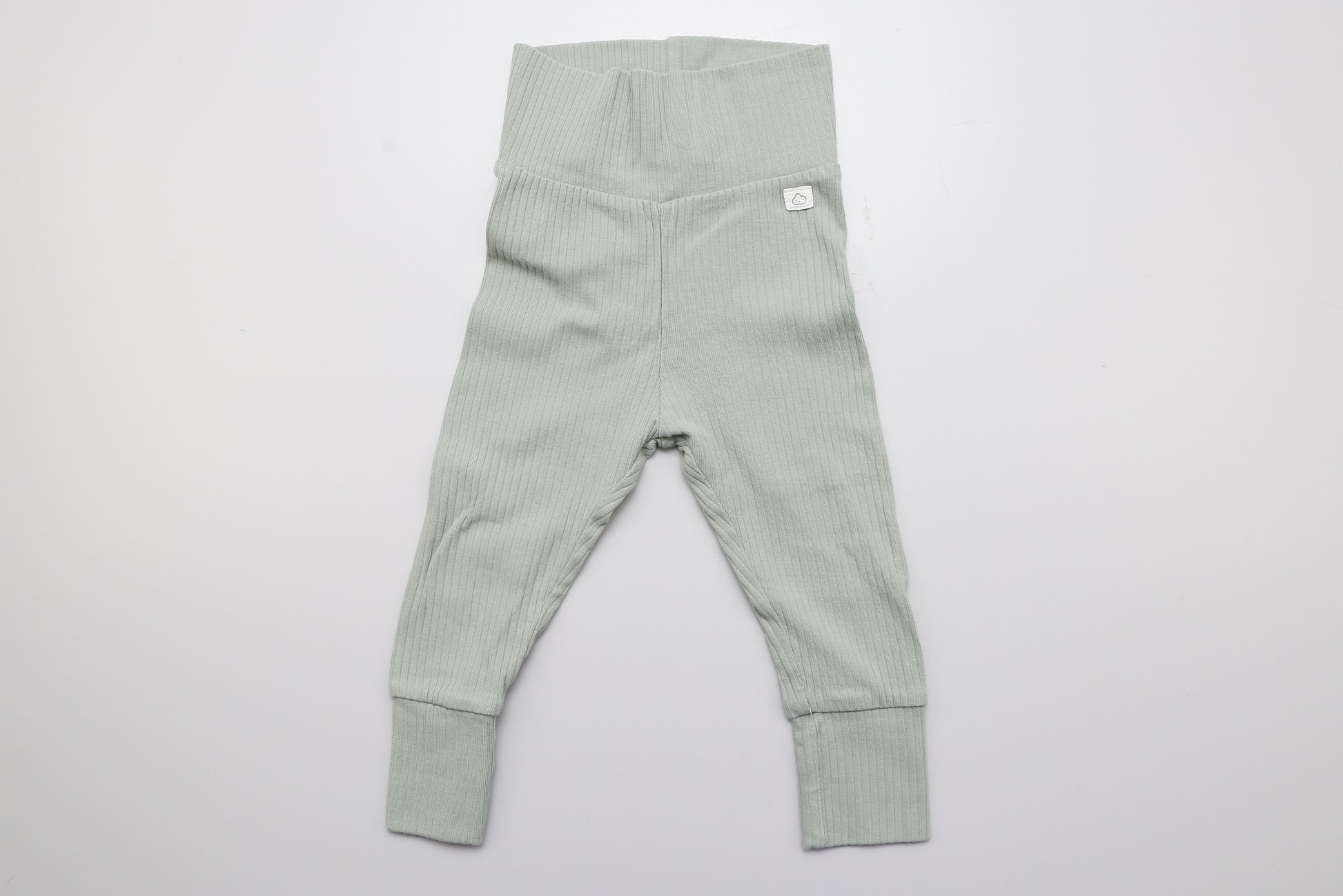 Helles grünes Bauchleggings aus Bio-Baumwolle. Die Beine können umgeschlagen 74