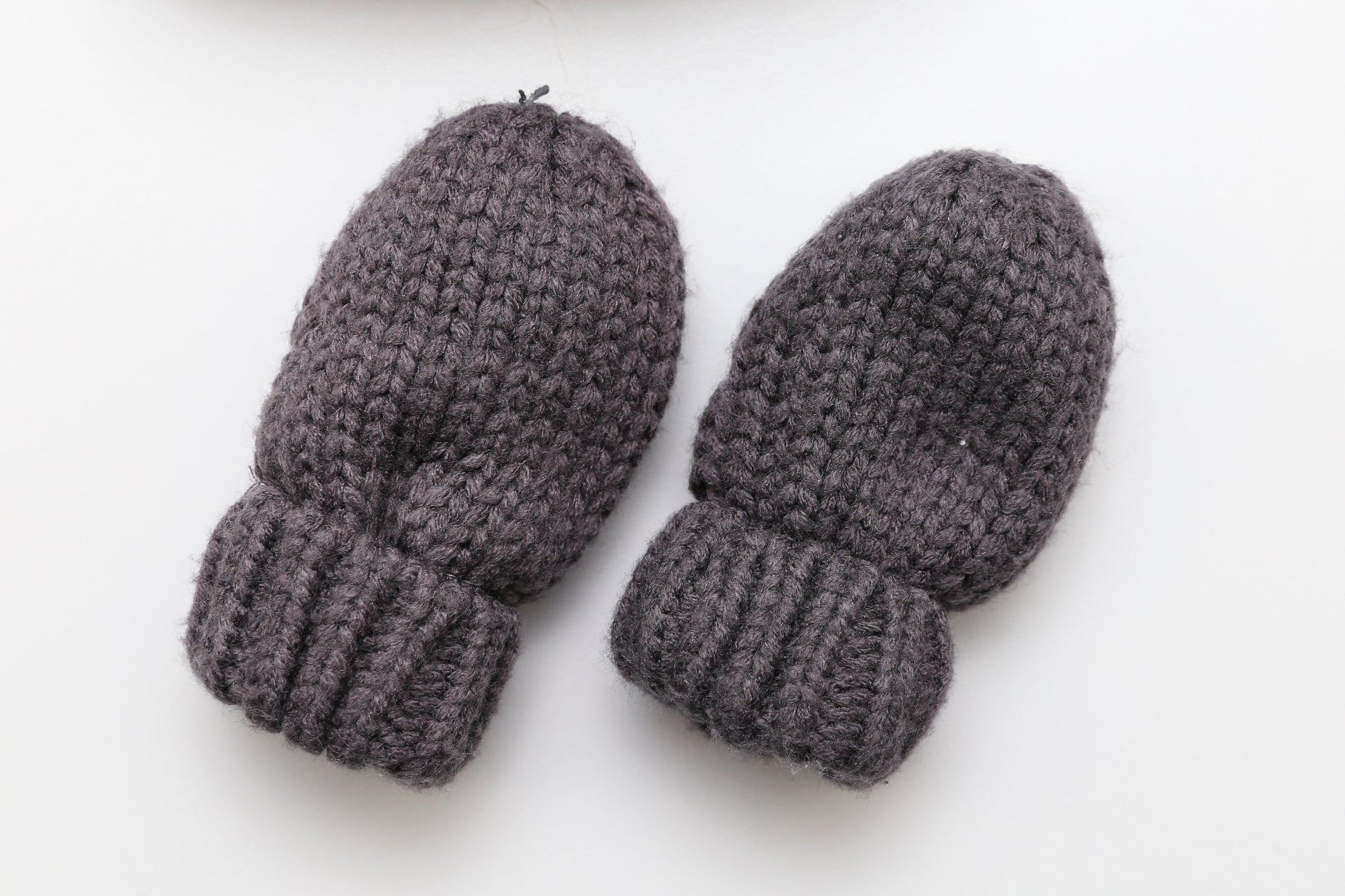 Strickmütze mit Bommel und passenden Fäustlingen (68) - KlugeMutti