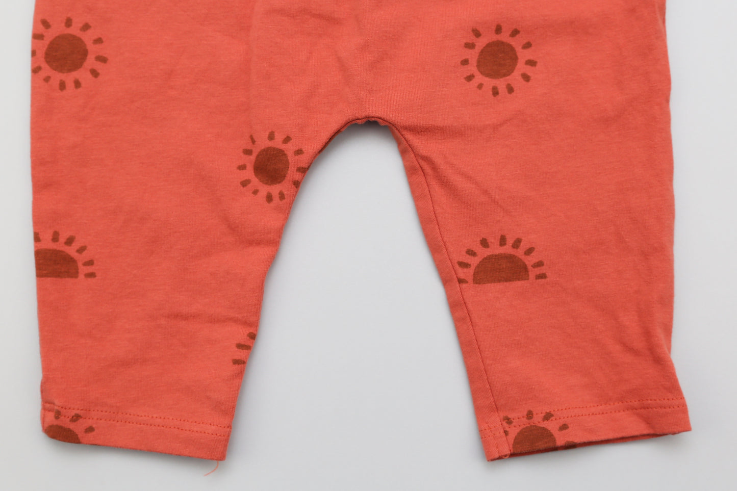 Ziegelroter Hosen mit Sonnenmotiv (62-68) - KlugeMutti