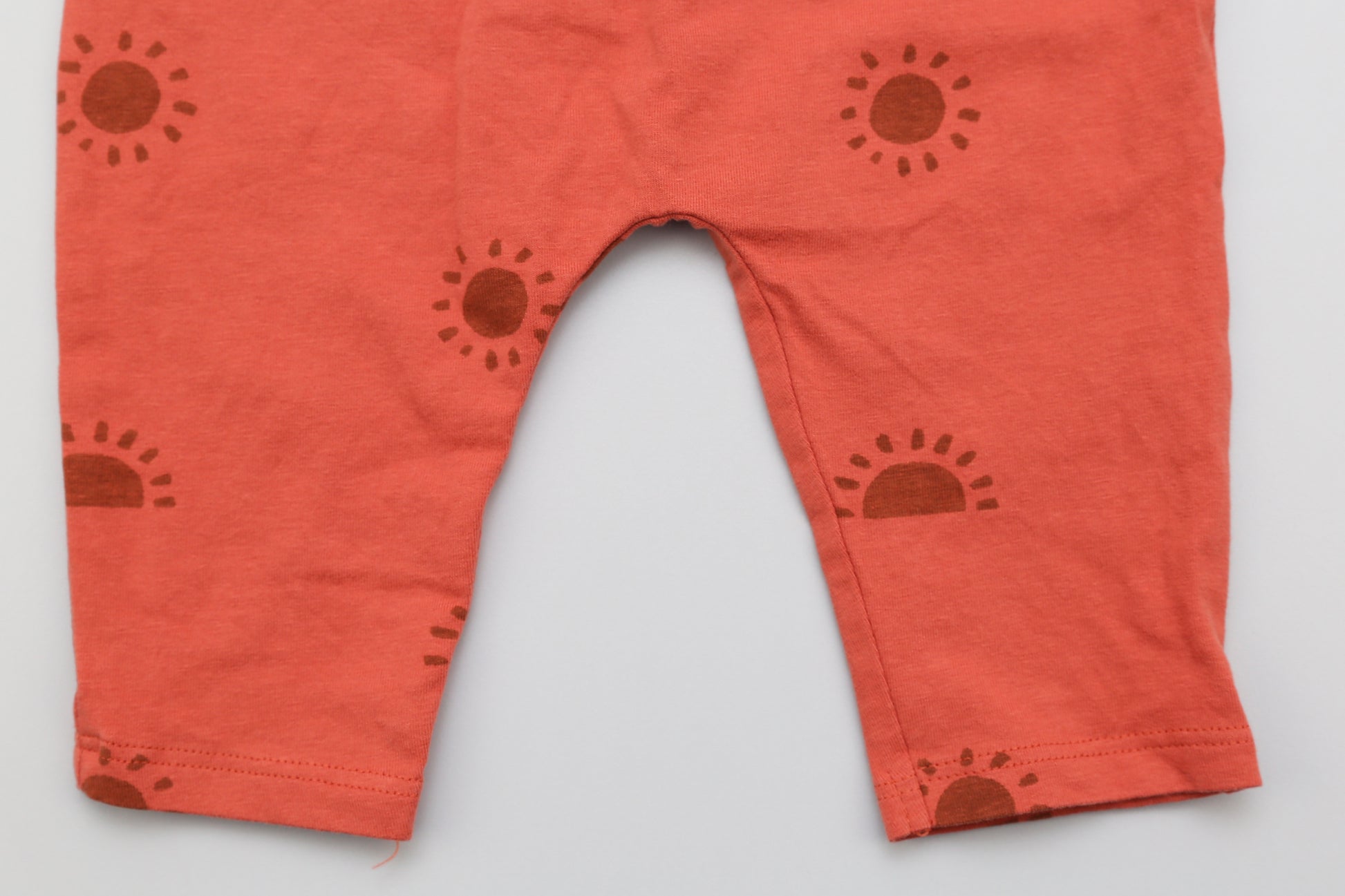 Ziegelroter Hosen mit Sonnenmotiv (62-68) - KlugeMutti