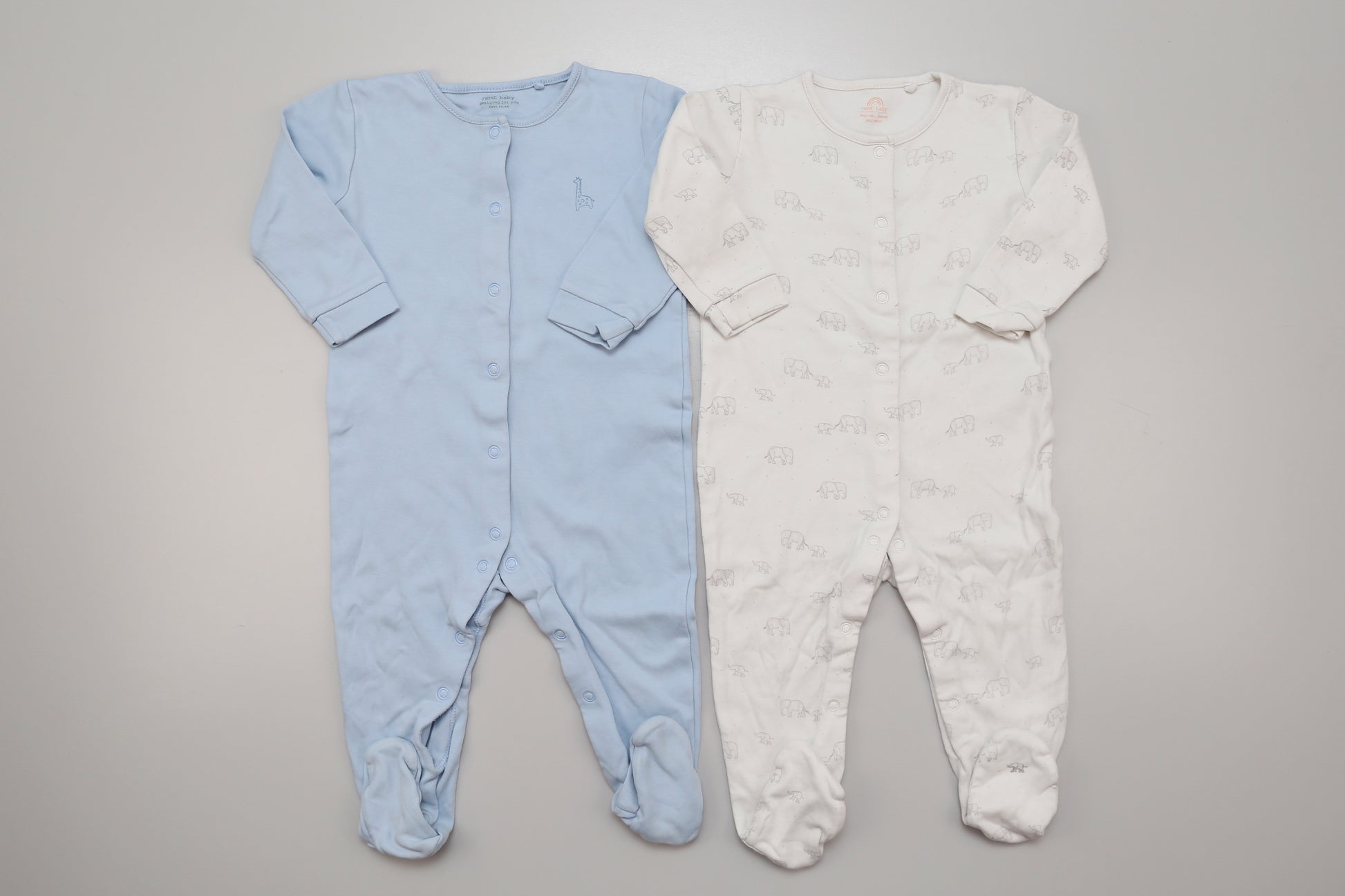 Blauer und weißer Fußstrampler aus Baumwolle. 80