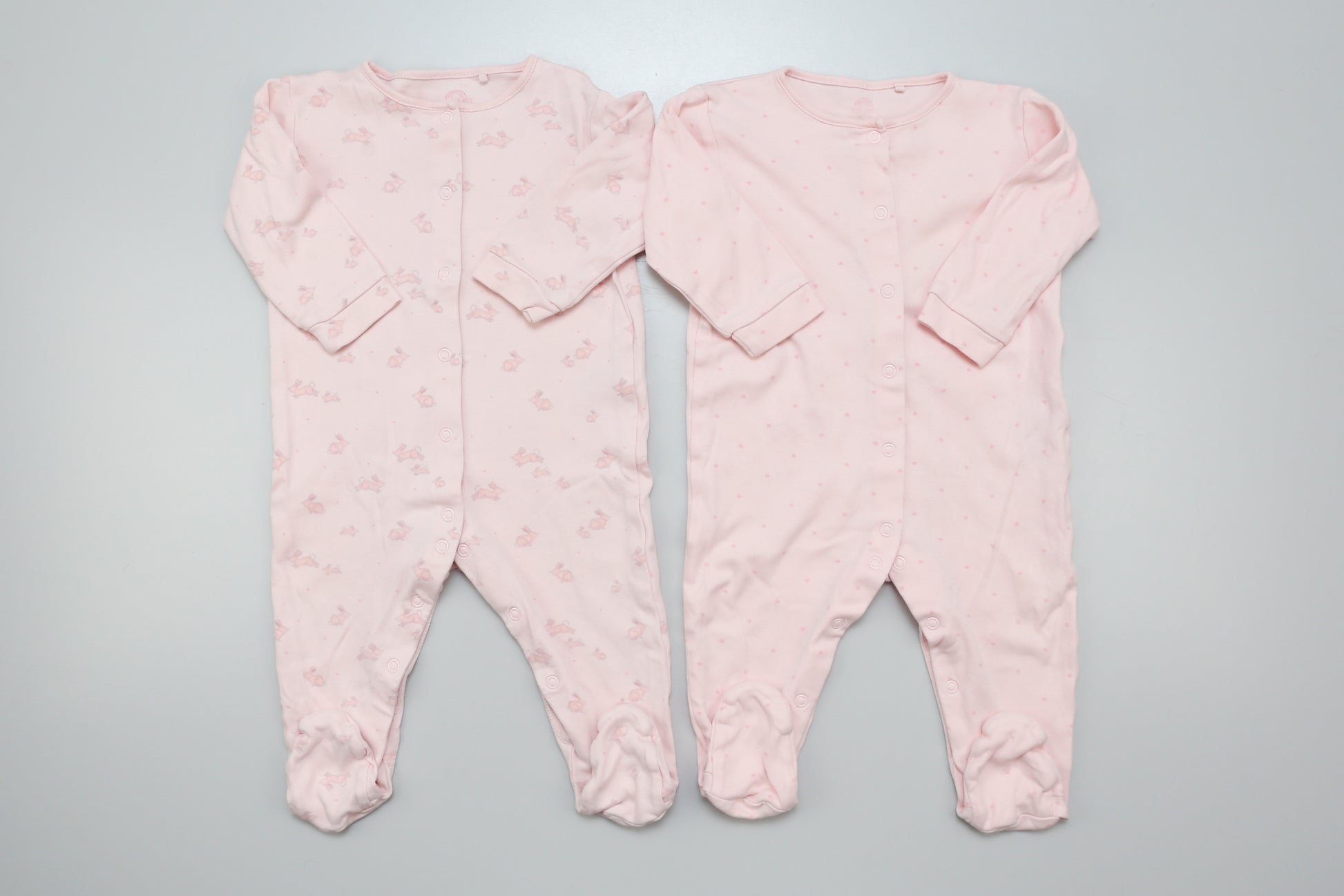 Set aus rosa Fußstramplern mit Herz- und Hasenmuster aus Baumwolle. 80