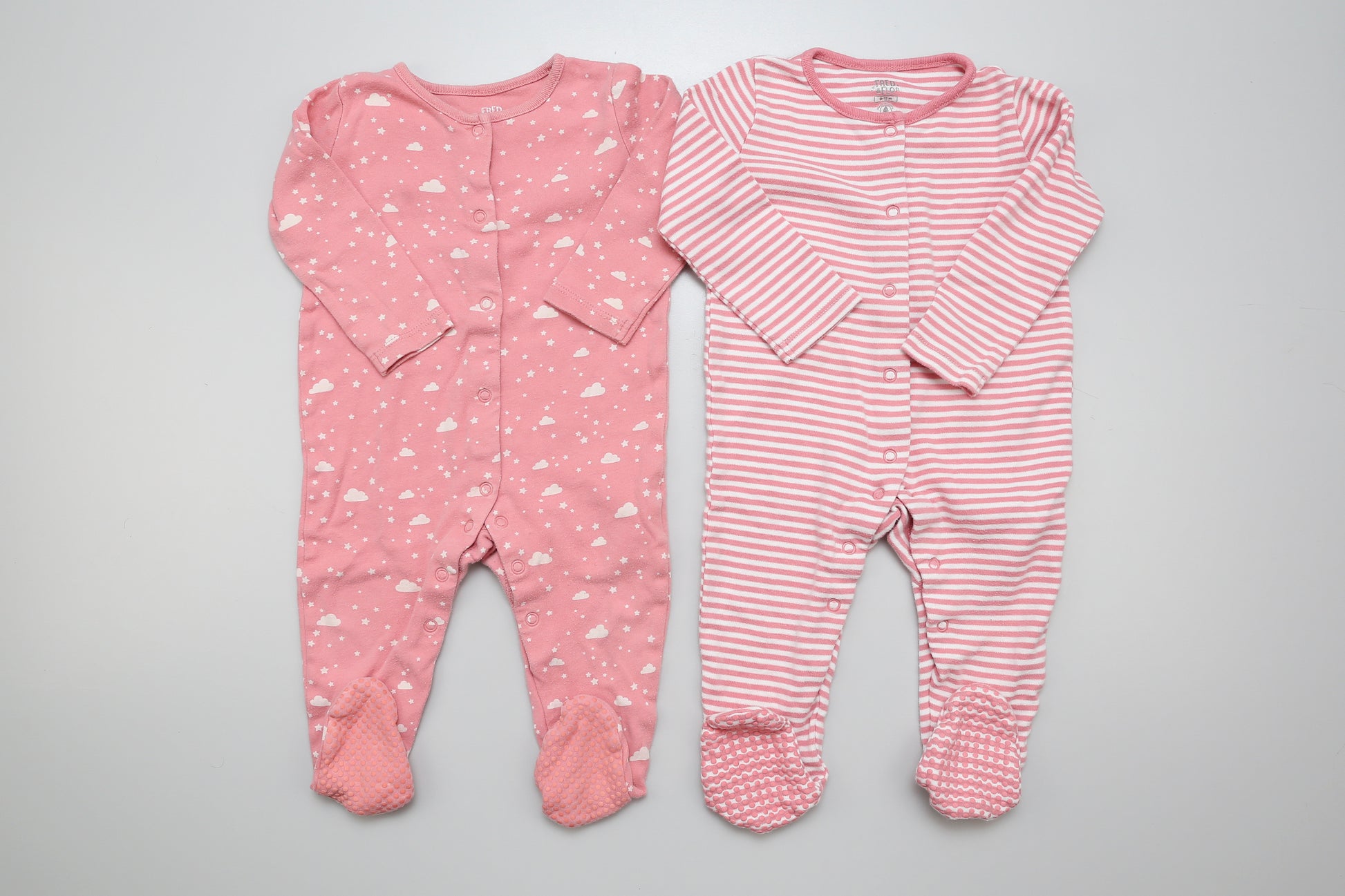 Set aus rosa Fußstramplern mit Streifen- und Wolkenmuster aus Baumwolle. 80