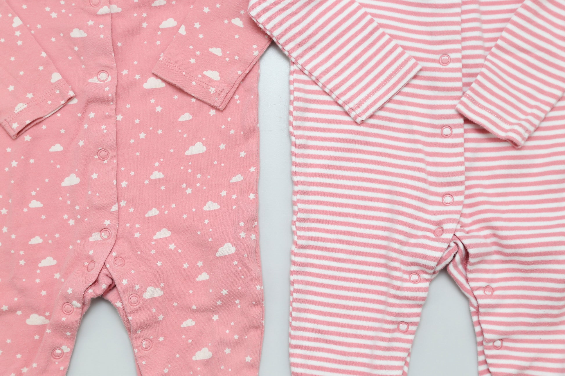 Set aus rosa Fußstramplern mit Streifen- und Wolkenmuster (80) - KlugeMutti