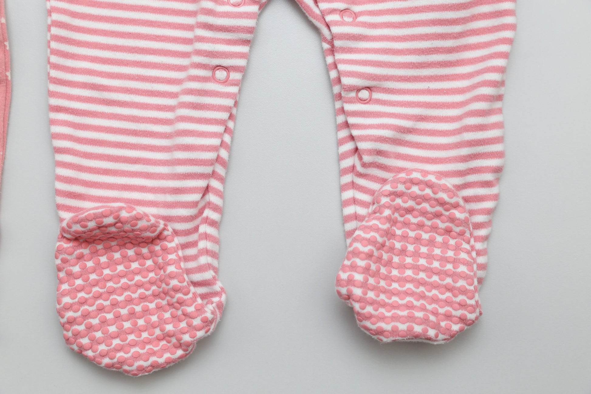 Set aus rosa Fußstramplern mit Streifen- und Wolkenmuster (80) - KlugeMutti