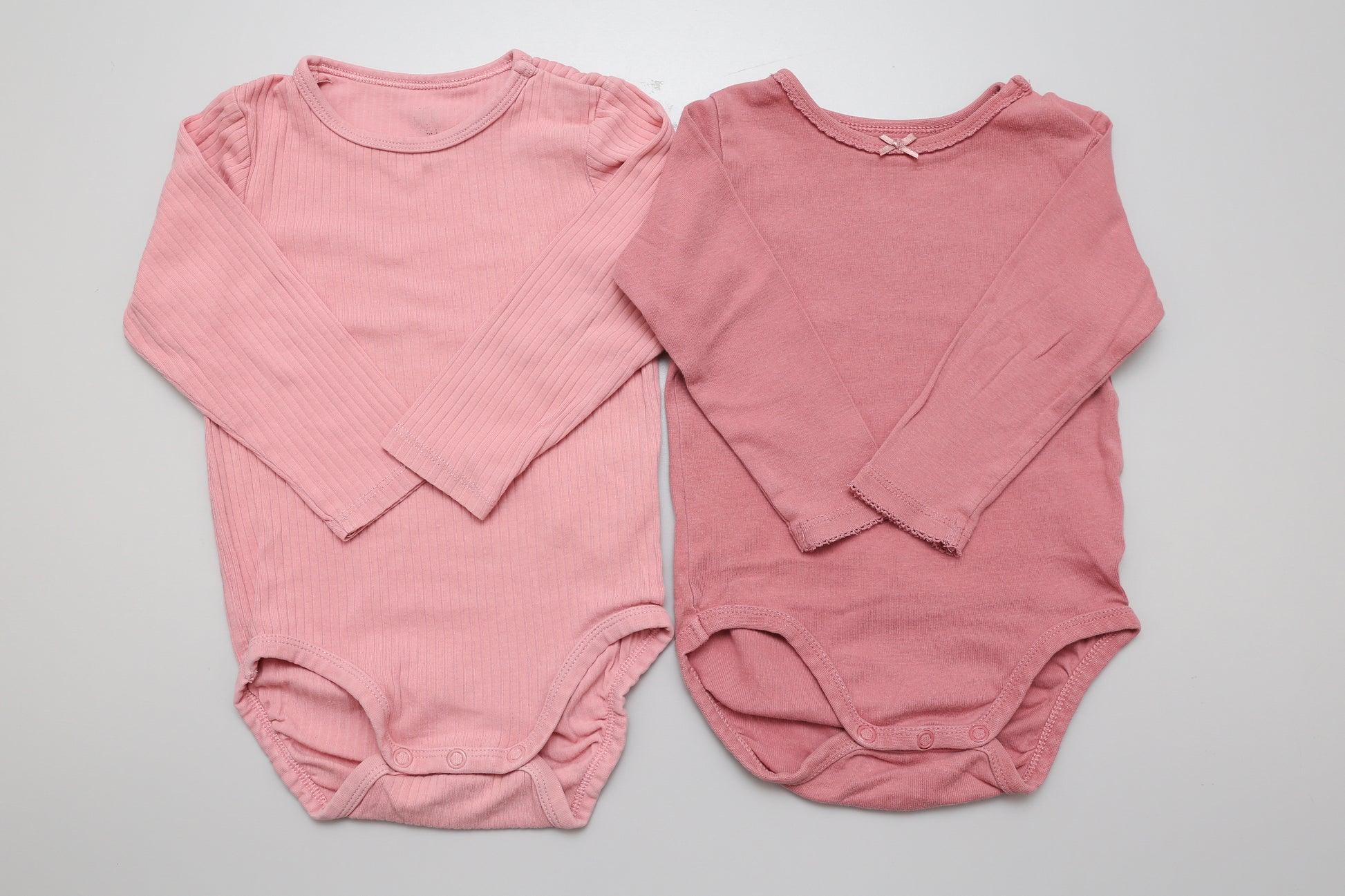Rosa Langarmbody-Set mit Druckknöpfen an der Schulter, aus Bio-Baumwolle. 80