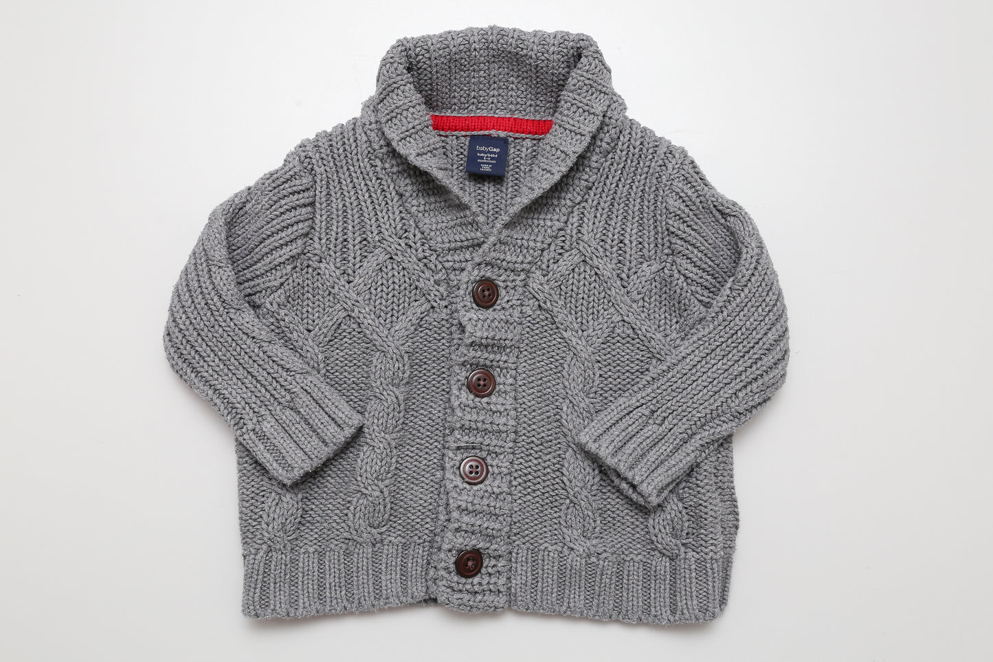 Graue Strickjacke mit Knöpfen. Für Babys im Alter von 6-12 Monaten.