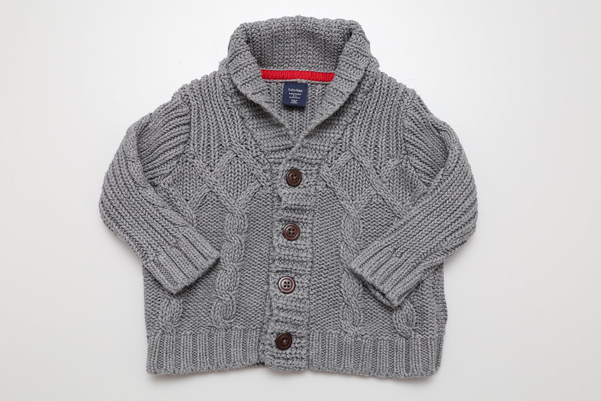 Graue Strickjacke mit Knöpfen. Für Babys im Alter von 6-12 Monaten.