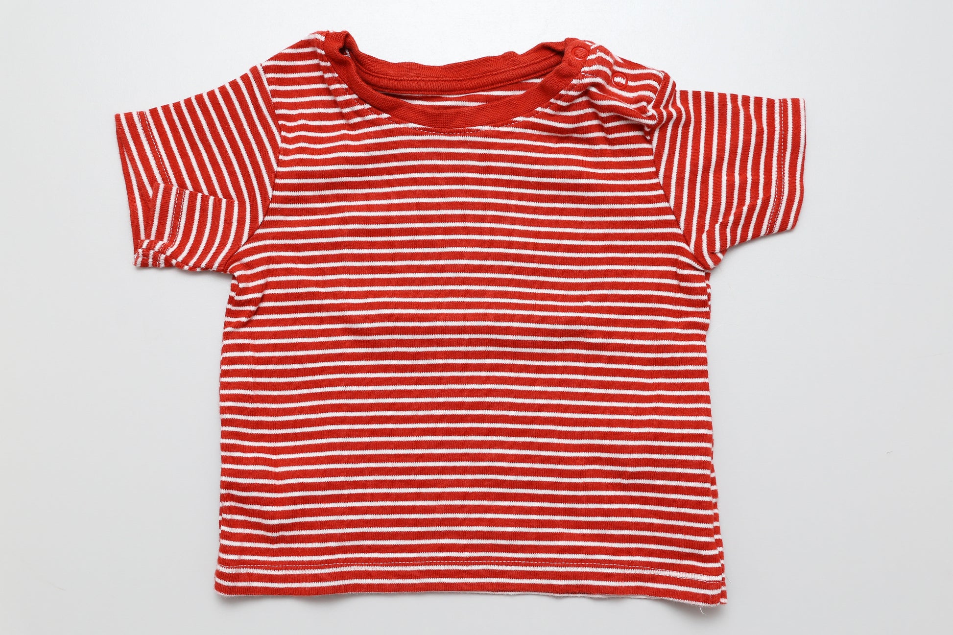 Gestreiftes, kurzärmeliges T-Shirt.80