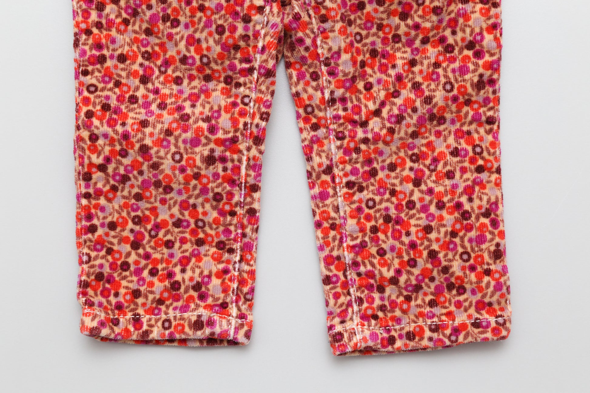 Wunderschöne, florale Cordhose (80) - KlugeMutti