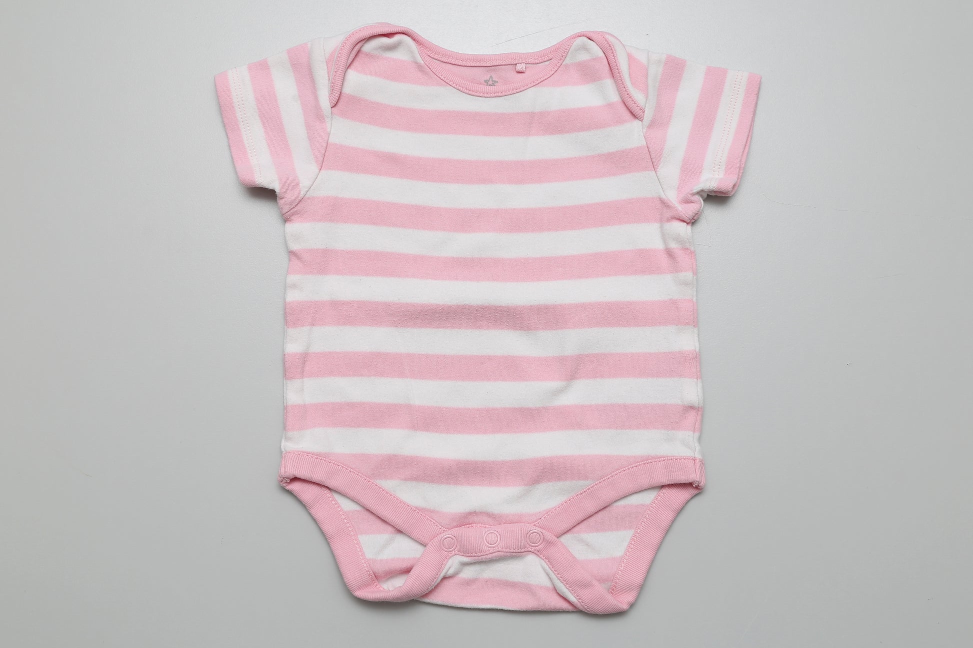 Kurzarmbody, rosa-weiß gestreift (gr. 74) secondhand babykleidung