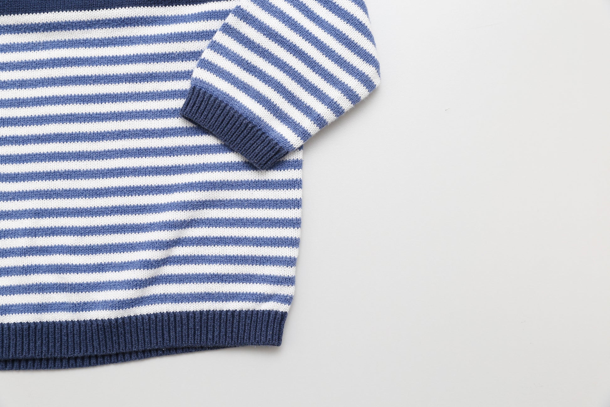 Blau-weiß gestreifter Strickpullover (68) - KlugeMutti
