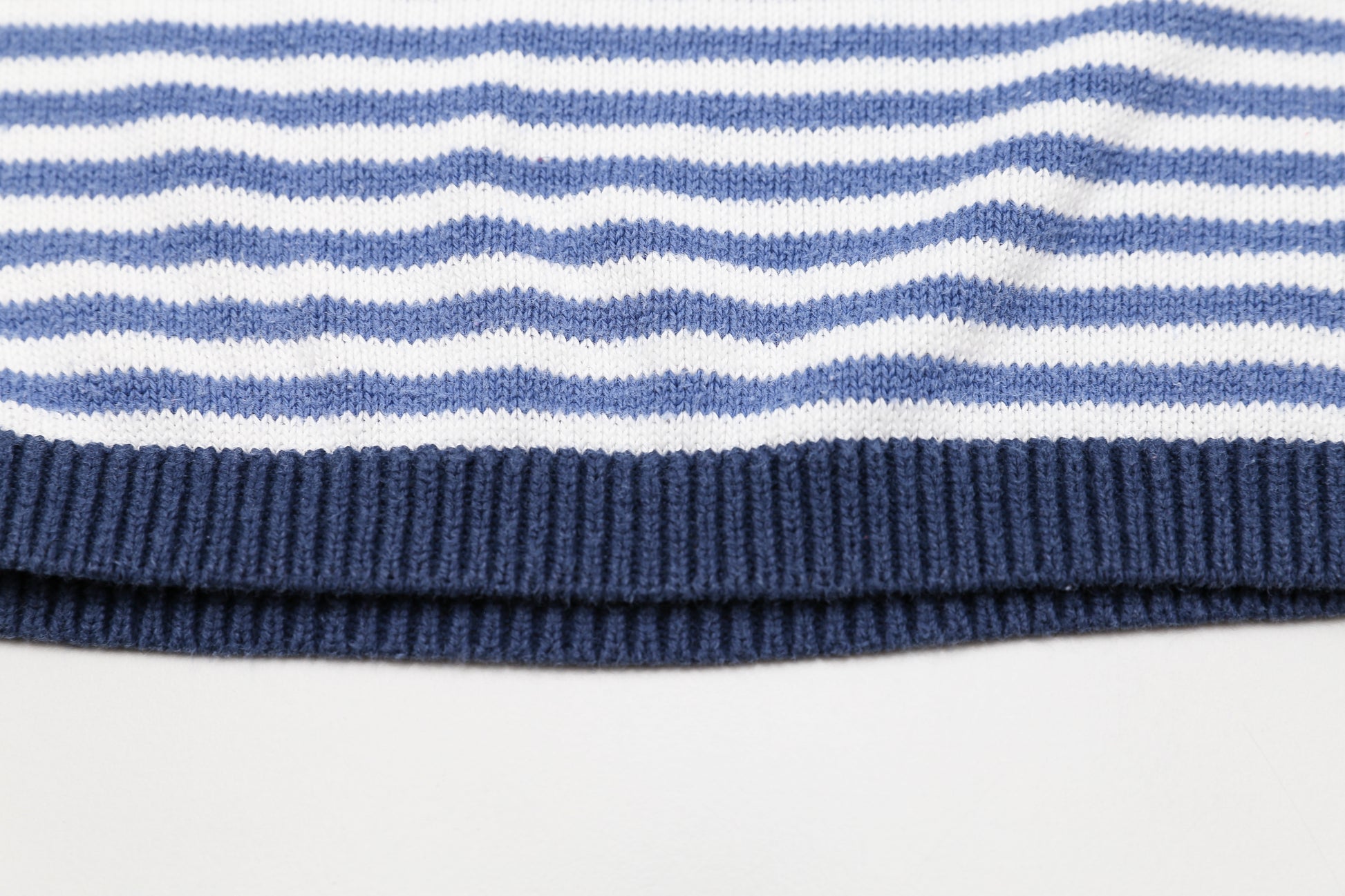Blau-weiß gestreifter Strickpullover (68) - KlugeMutti