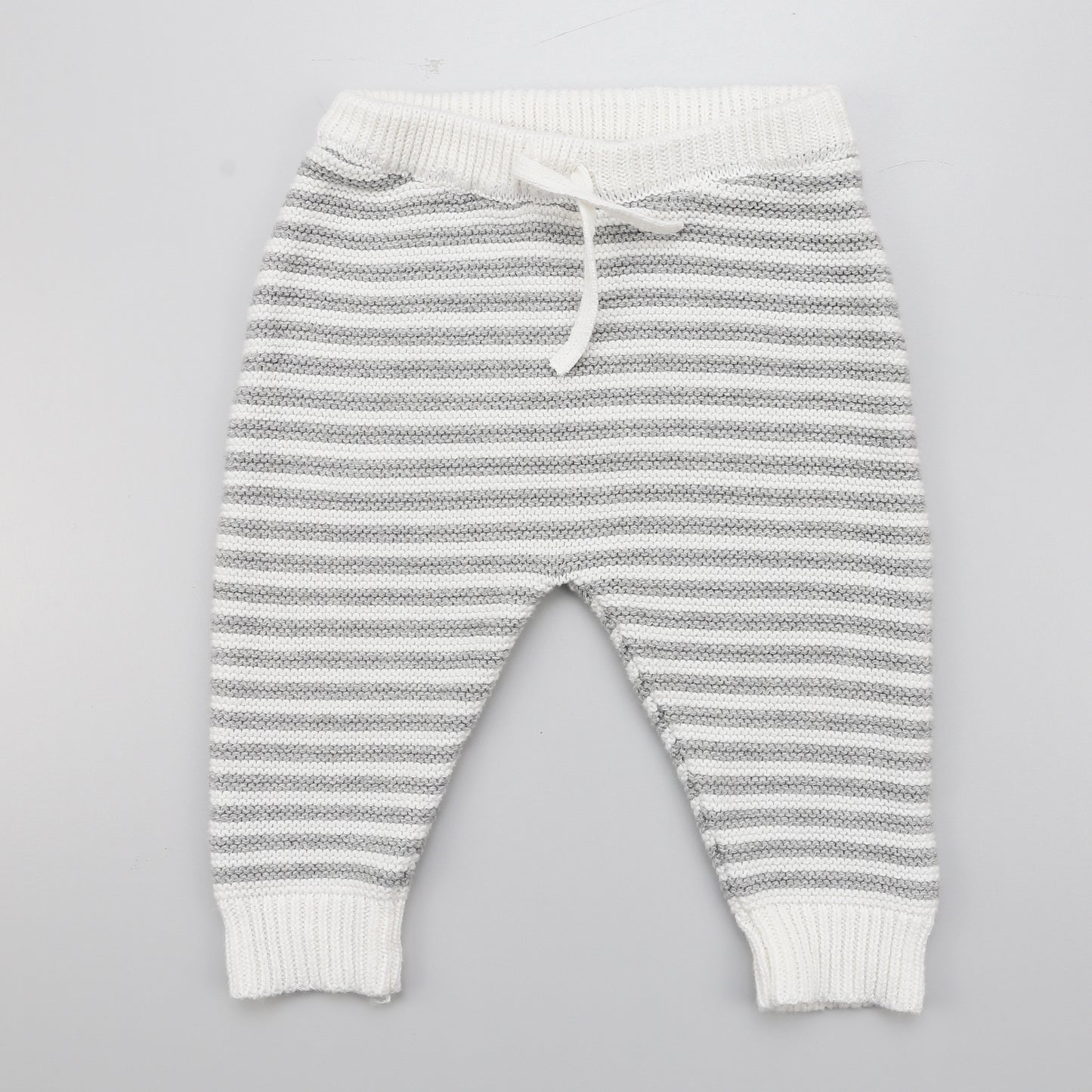 Weiß-graue Strickhose für Babys