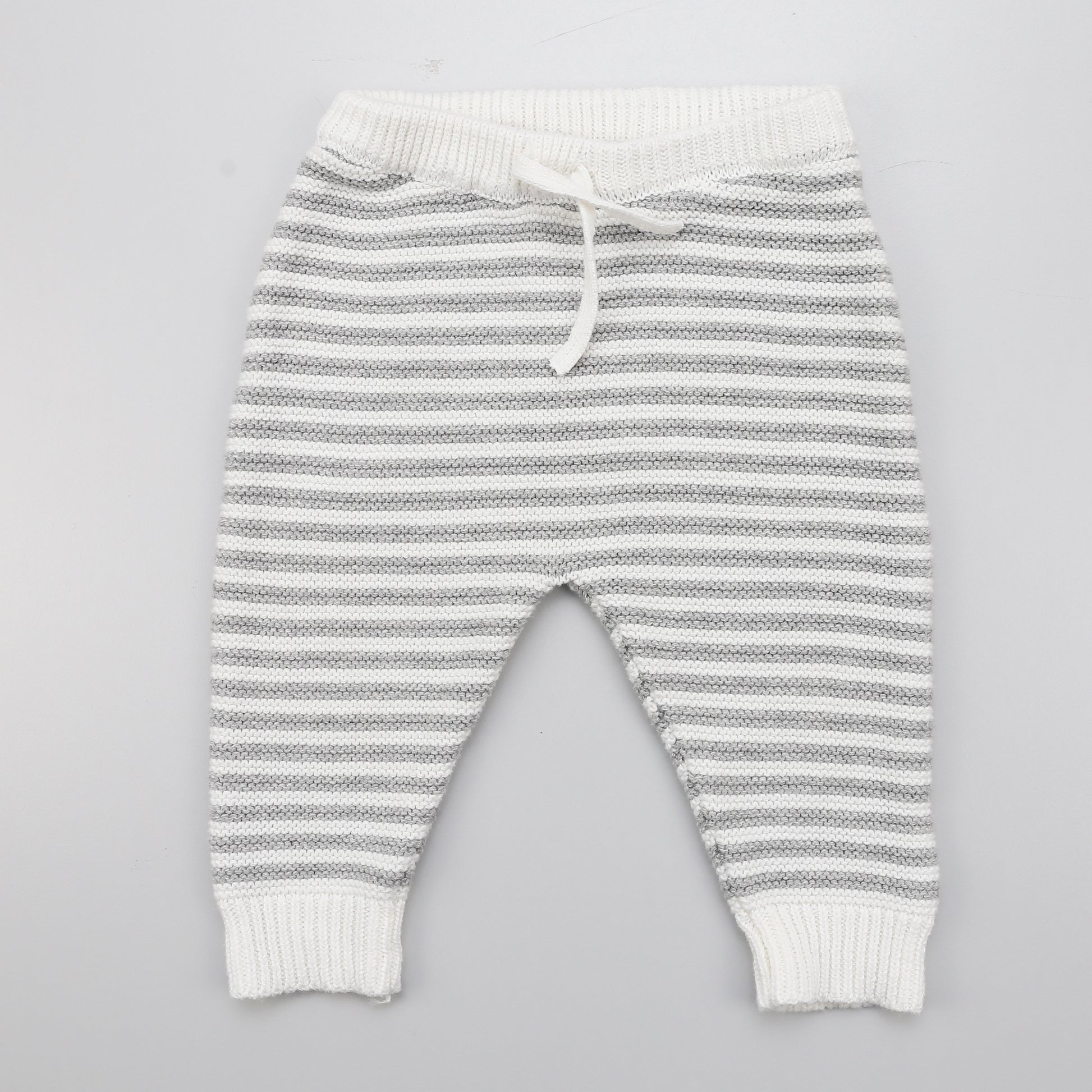 Weiß-graue Strickhose für Babys
