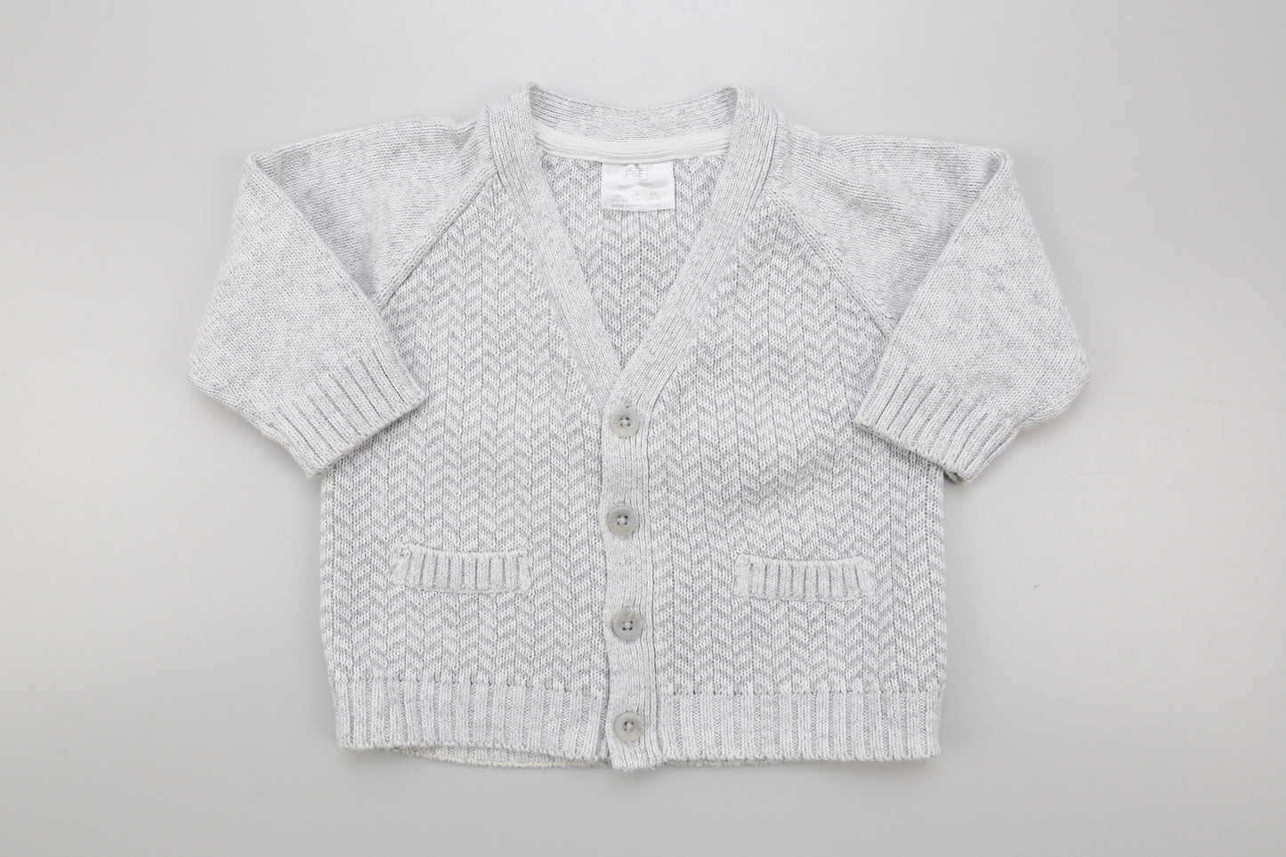 Graue Strickjacke mit vier Knöpfen vorne