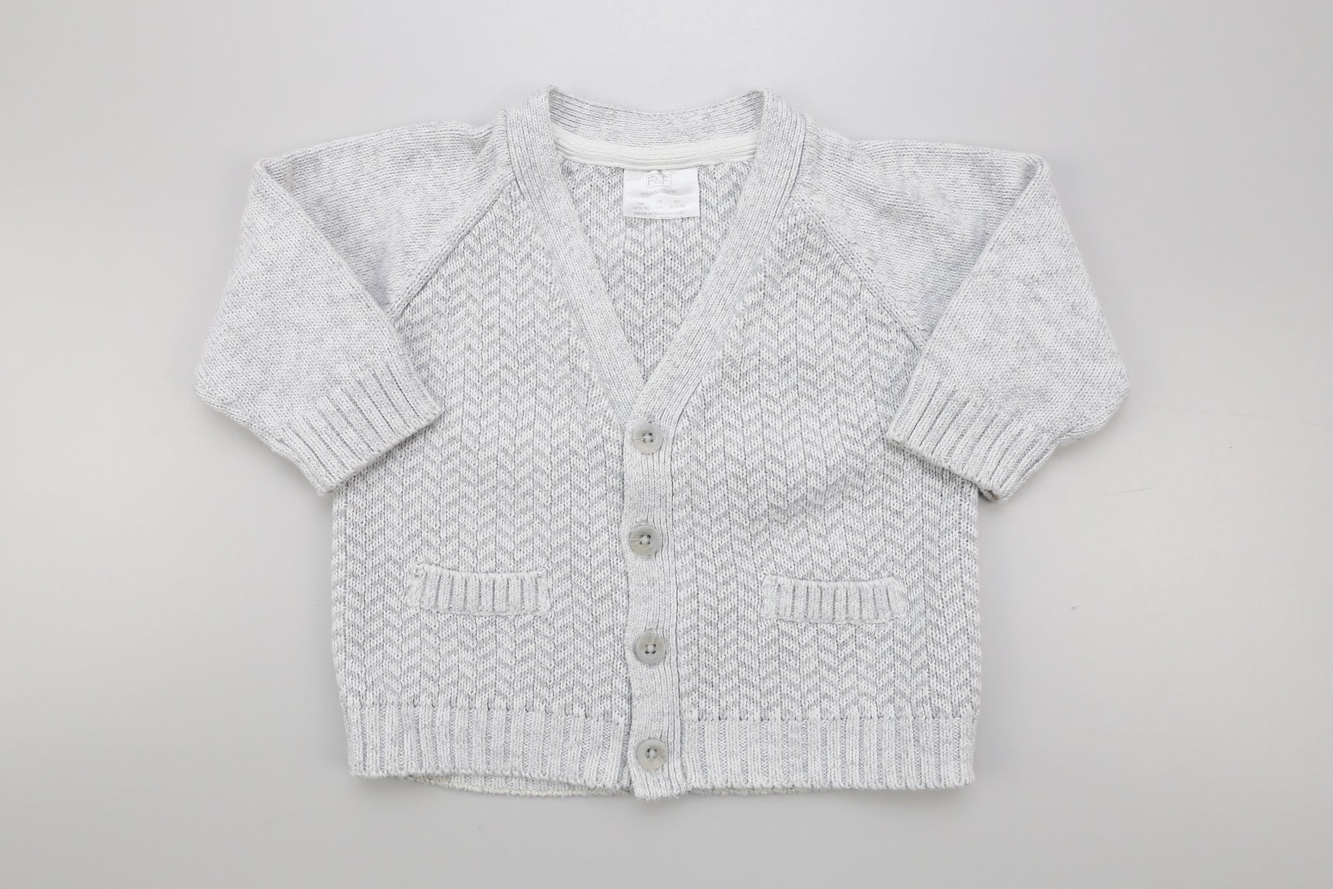 Graue Strickjacke mit vier Knöpfen vorne
