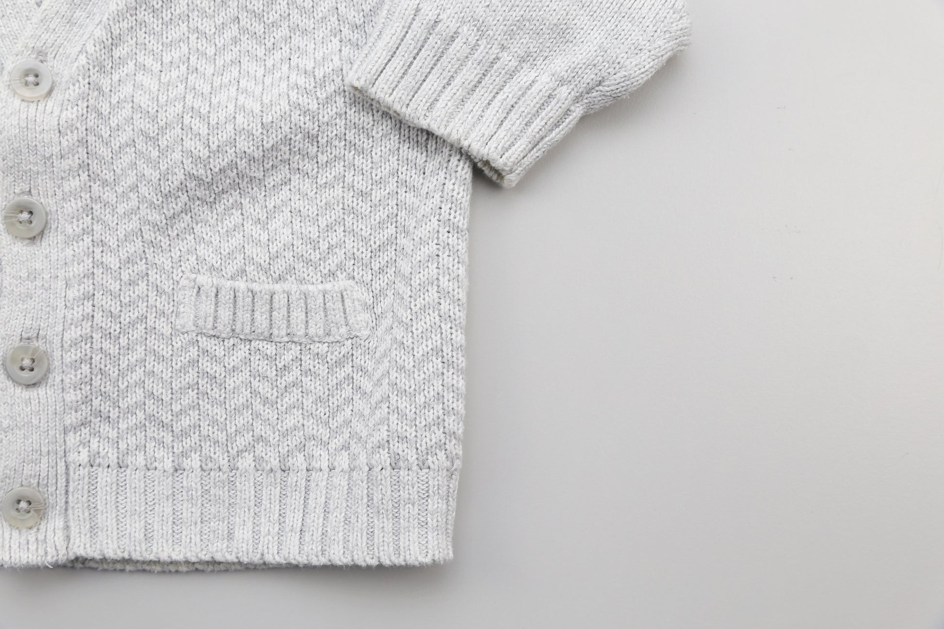 Graue Strickjacke (62) - KlugeMutti