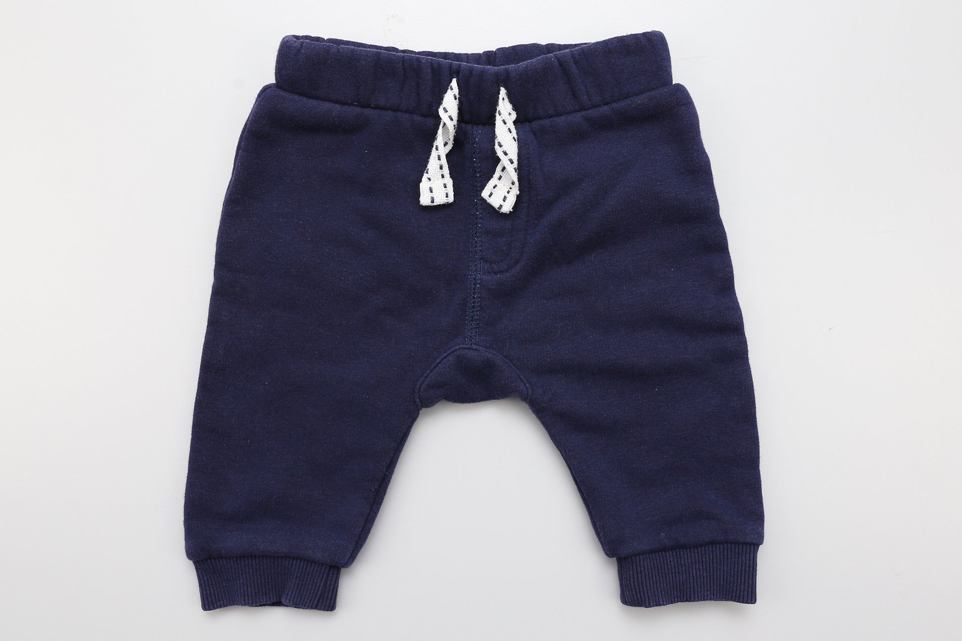 Warme dunkelblaue Jogginghose mit weißem Bindeband.