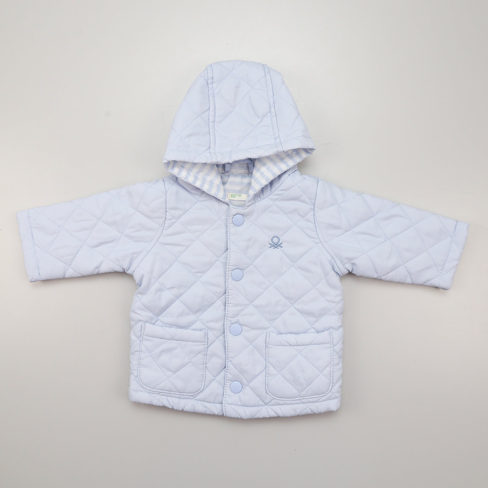 Szteppelt Übergangsjacke in Hellblau mit Kapuze, vorne mit Druckknöpfen.