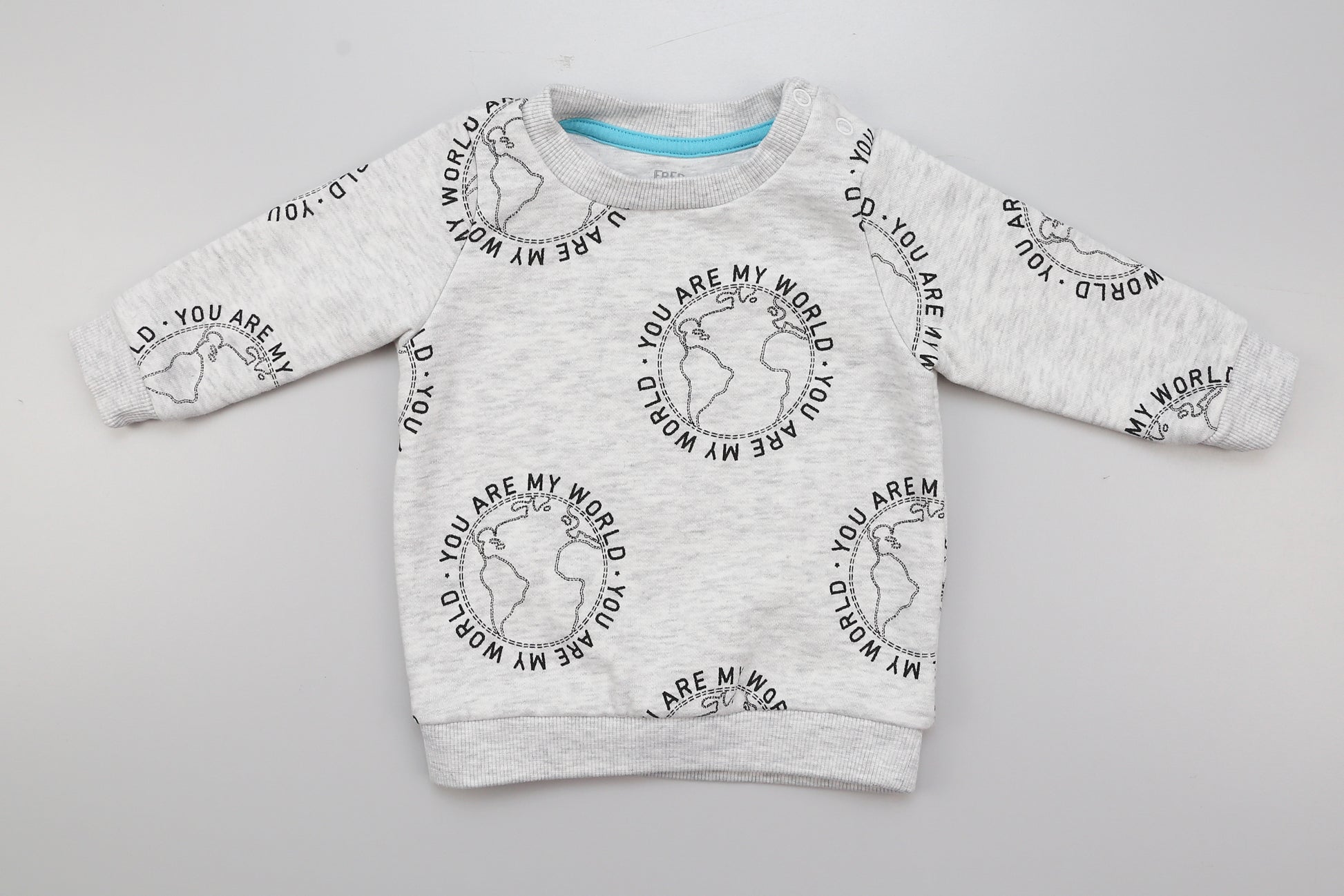 Helles graues Sweatshirt mit Aufdruck (56) - KlugeMutti