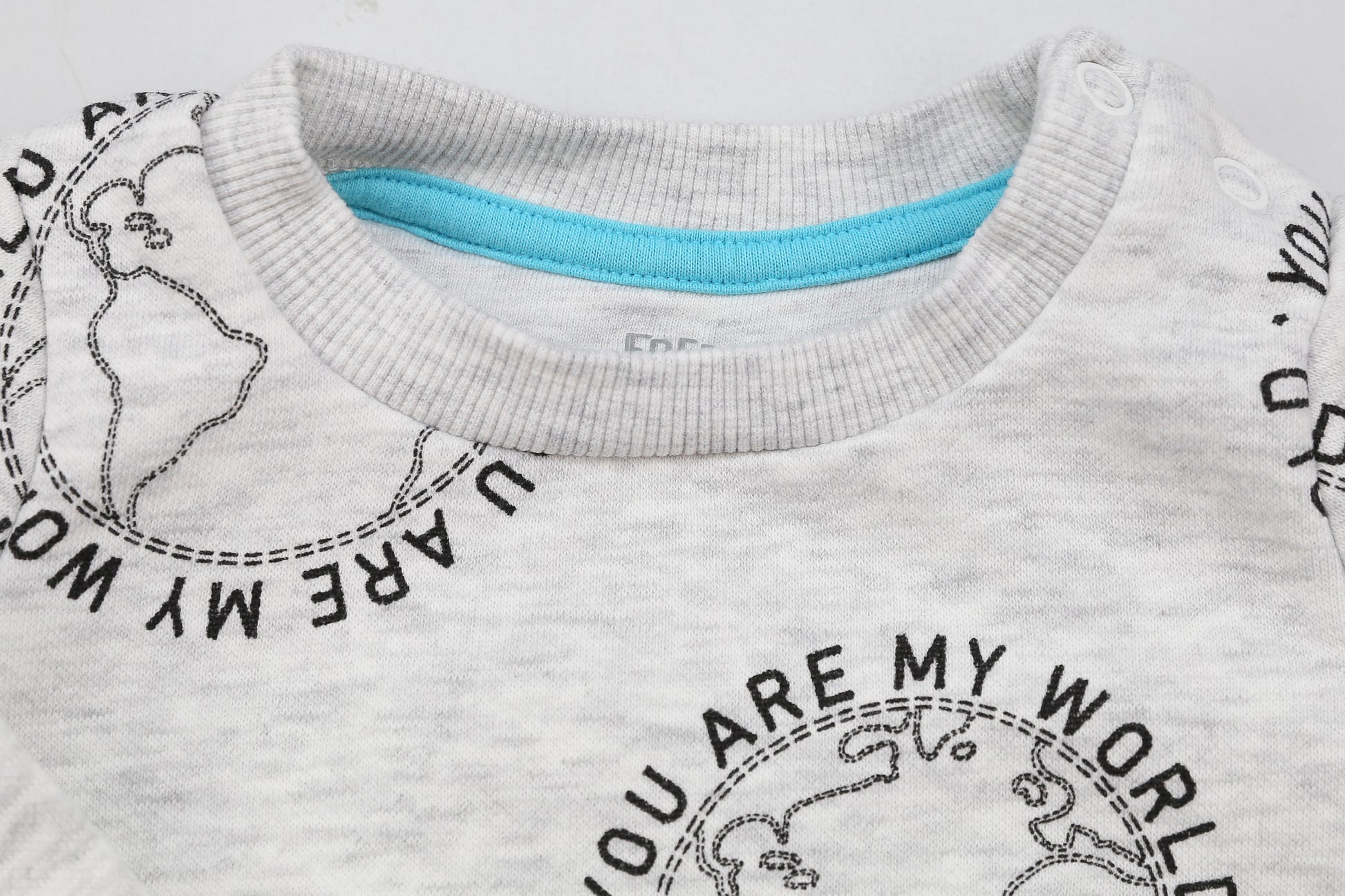Helles graues Sweatshirt mit Aufdruck (56) - KlugeMutti