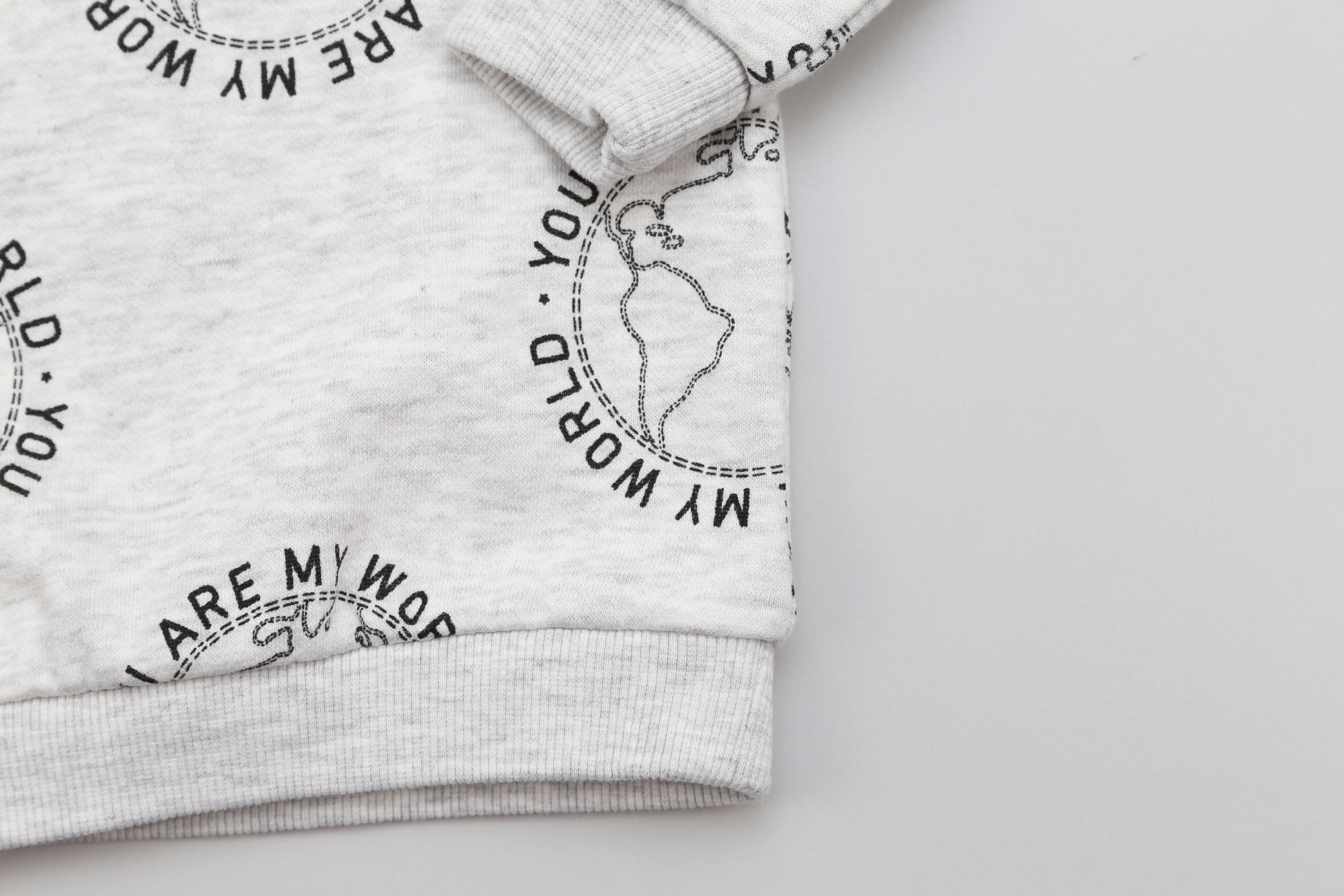 Helles graues Sweatshirt mit Aufdruck (56) - KlugeMutti