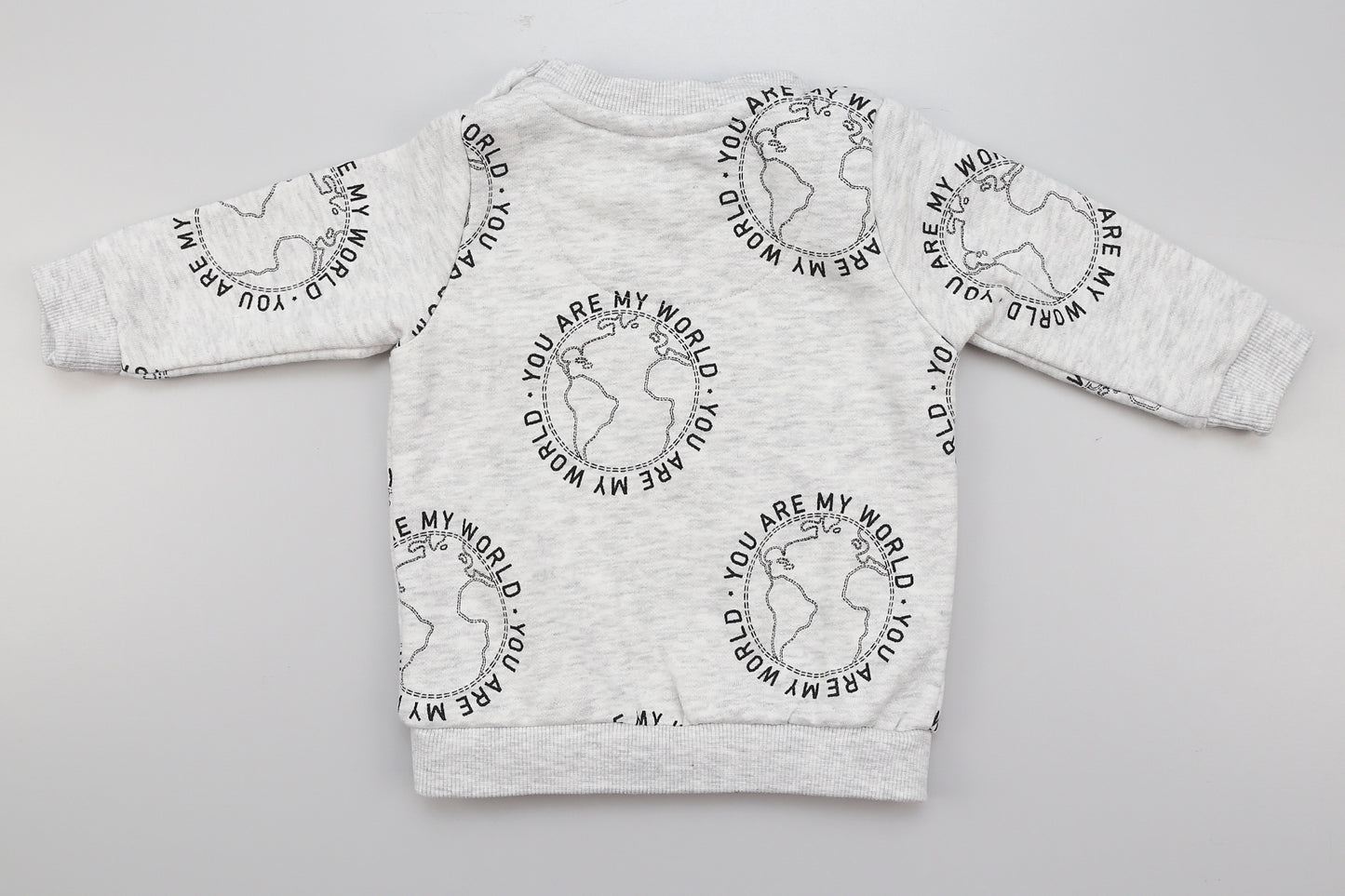 Helles graues Sweatshirt mit Aufdruck (56) - KlugeMutti