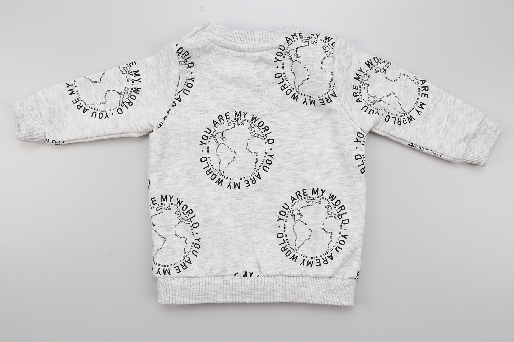 Helles graues Sweatshirt mit Aufdruck (56) - KlugeMutti