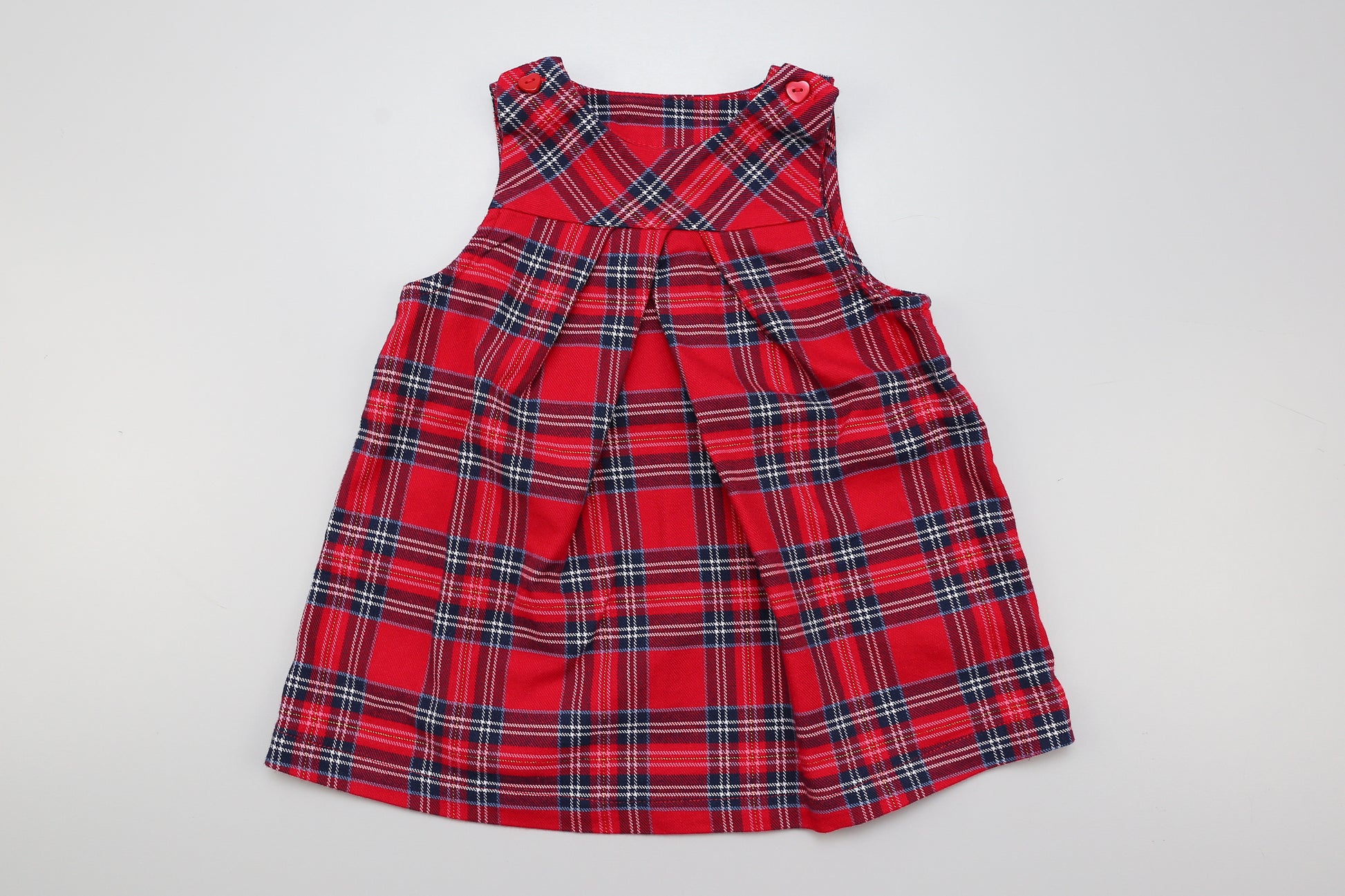 Rotes ärmelloses Kleid mit Karomuster und Goldfäden im Stoff. An den Schultern je ein Knopf auf beiden Seiten.