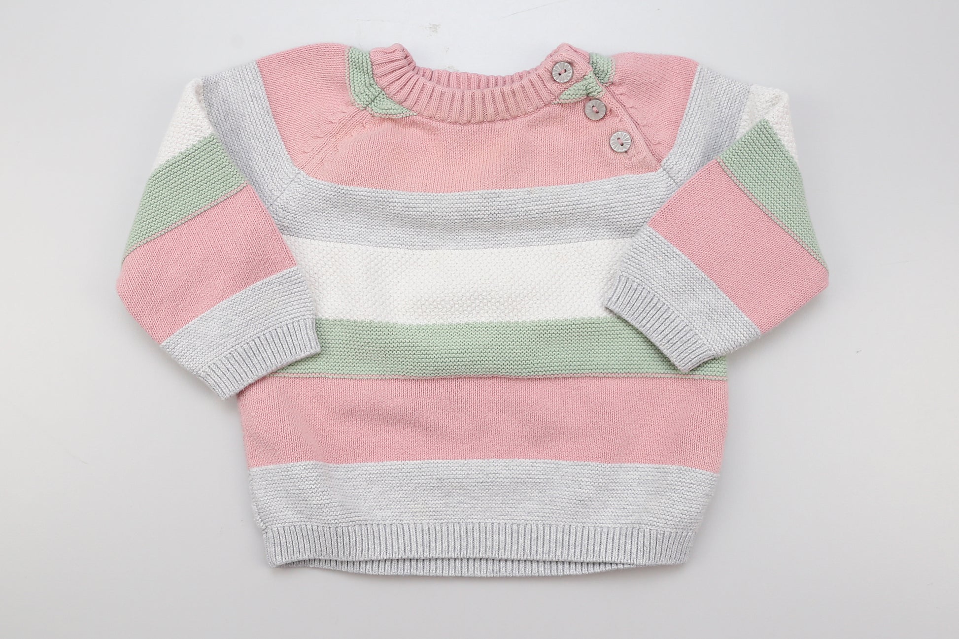 Wunderschöner pastellfarbener Strickpullover mit 3 Knöpfen an der Schulter. 